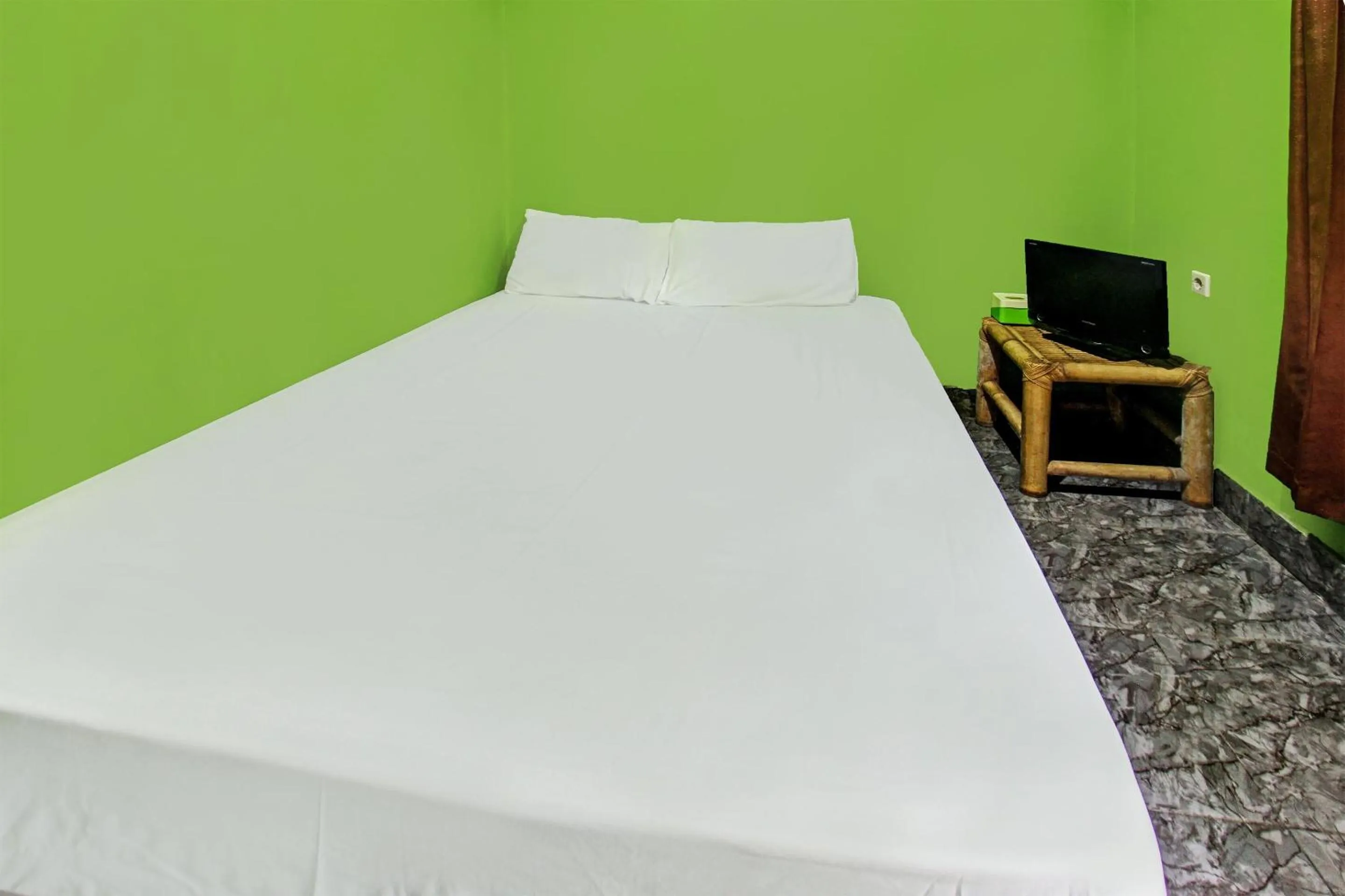 Bedroom, Bed in Hotel O Ashooy HomestayNearWisata Desa sedau