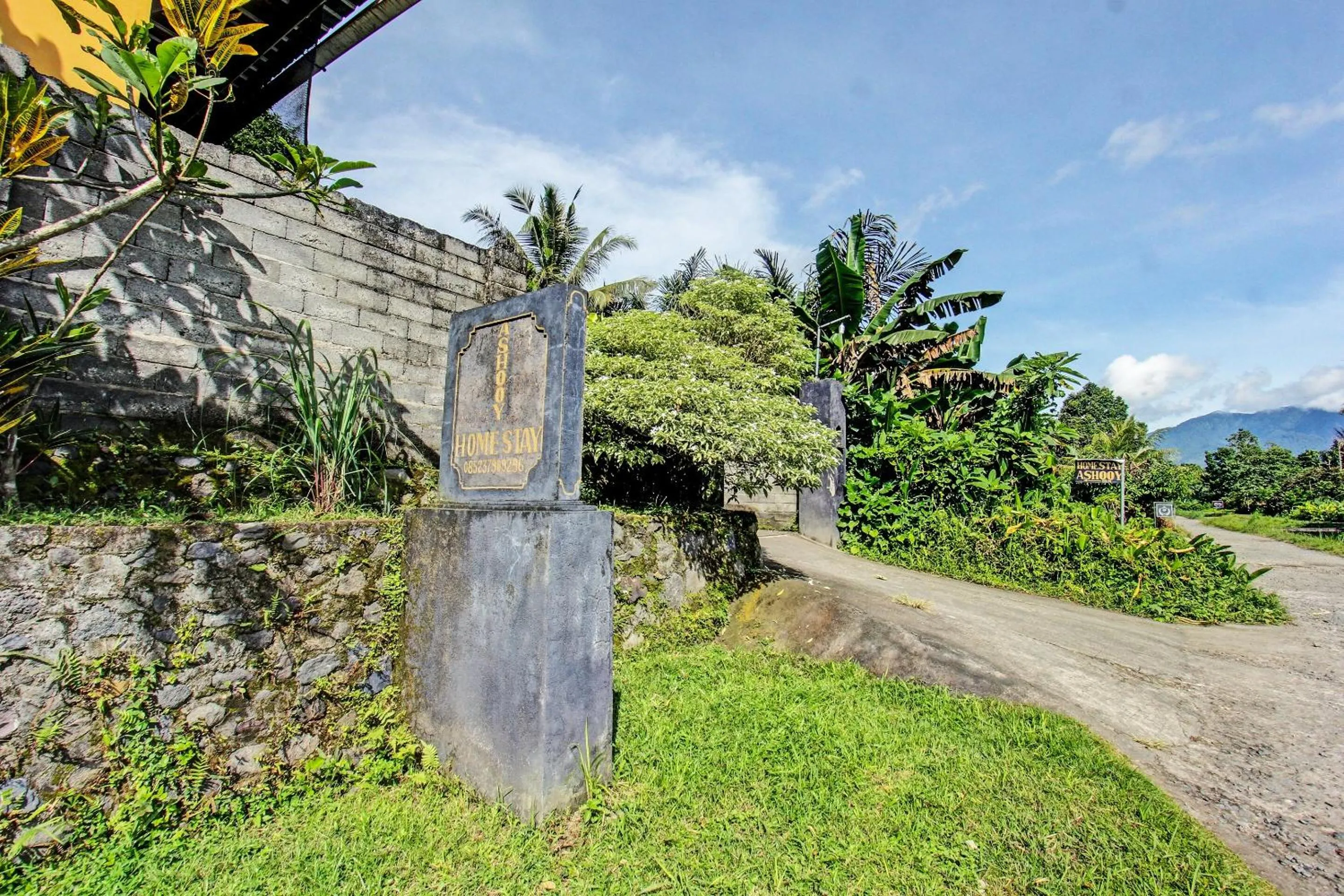 Facade/entrance in Hotel O Ashooy HomestayNearWisata Desa sedau