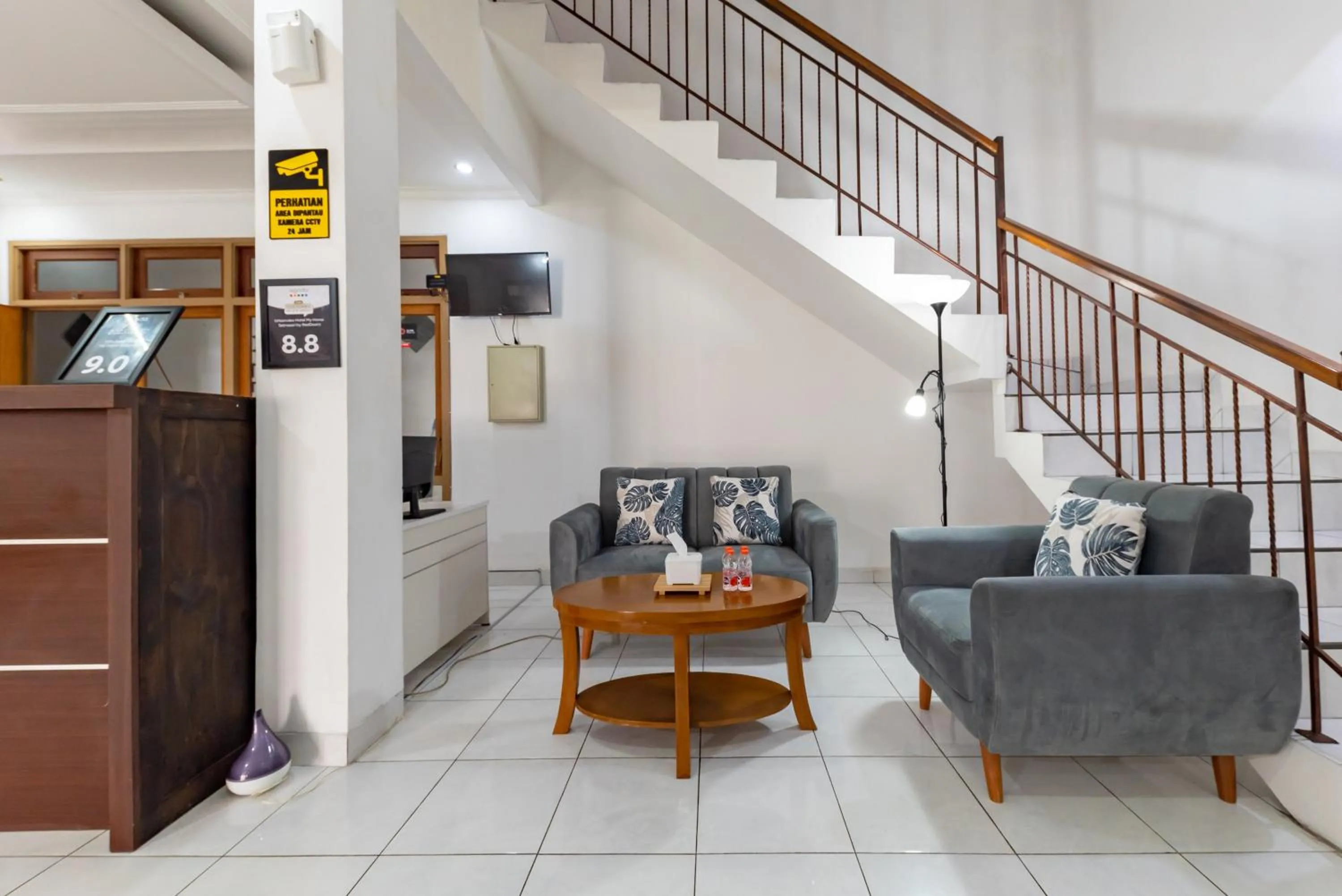 Seating area in RedDoorz Plus near Universitas Maranatha Bandung 2