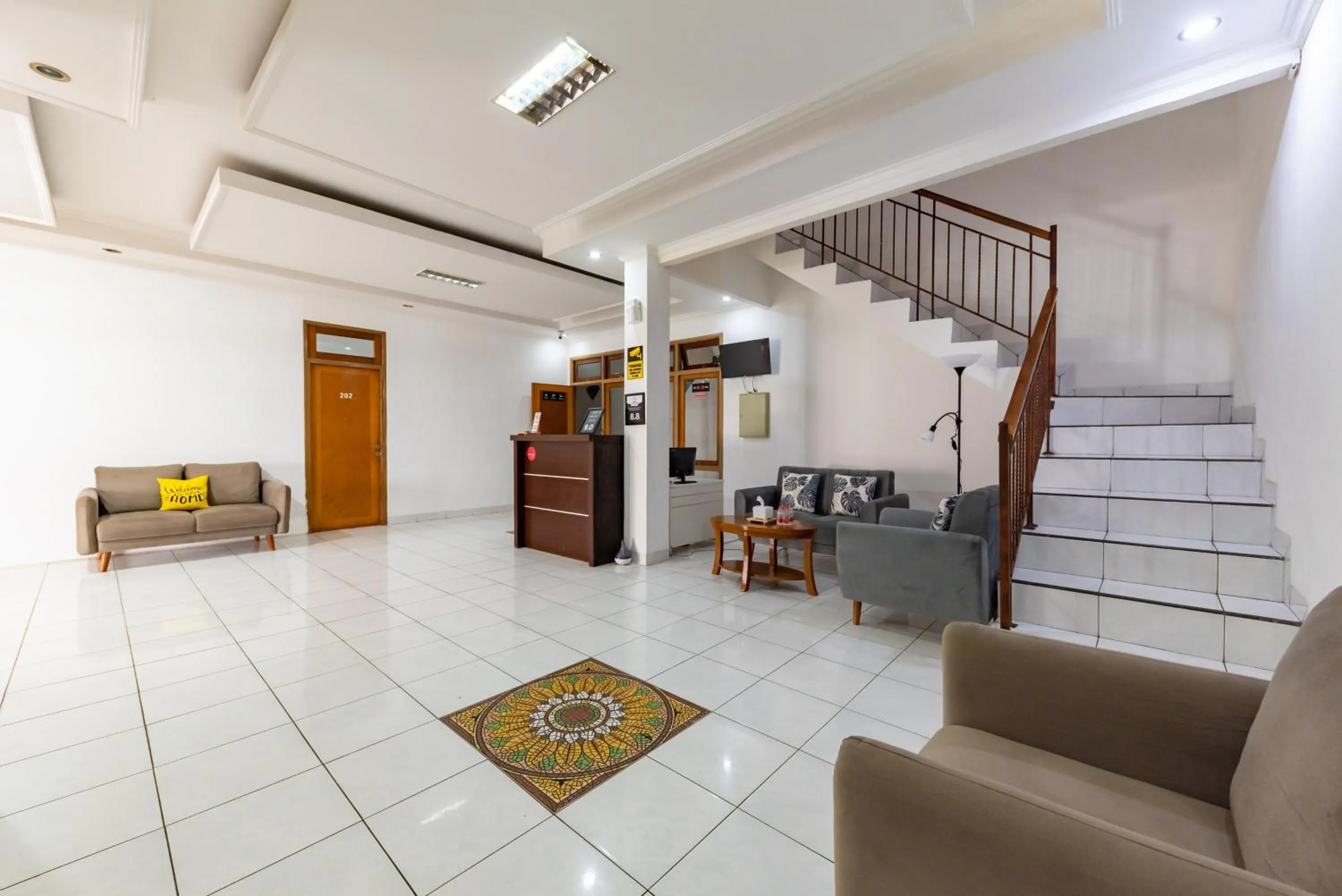 Seating area in RedDoorz Plus near Universitas Maranatha Bandung 2