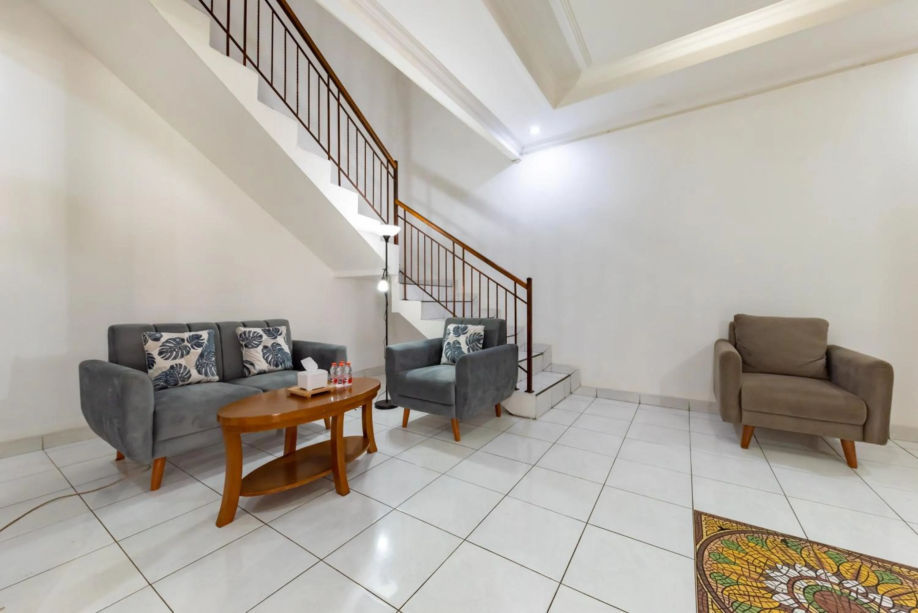 Seating area in RedDoorz Plus near Universitas Maranatha Bandung 2