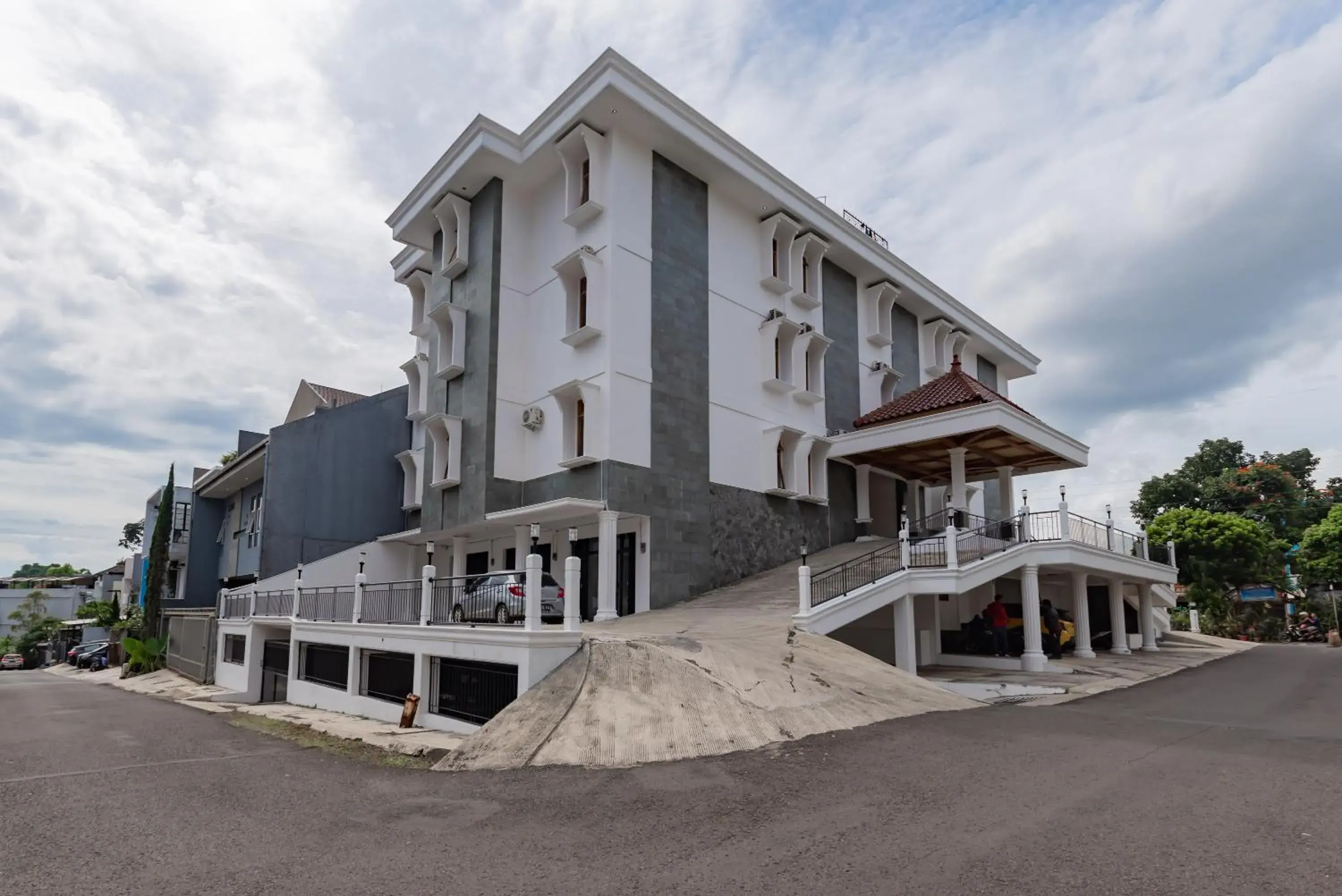 Property building in Urbanview Hotel My Honai Setrasari Property building in Urbanview Hotel My Honai Setrasari