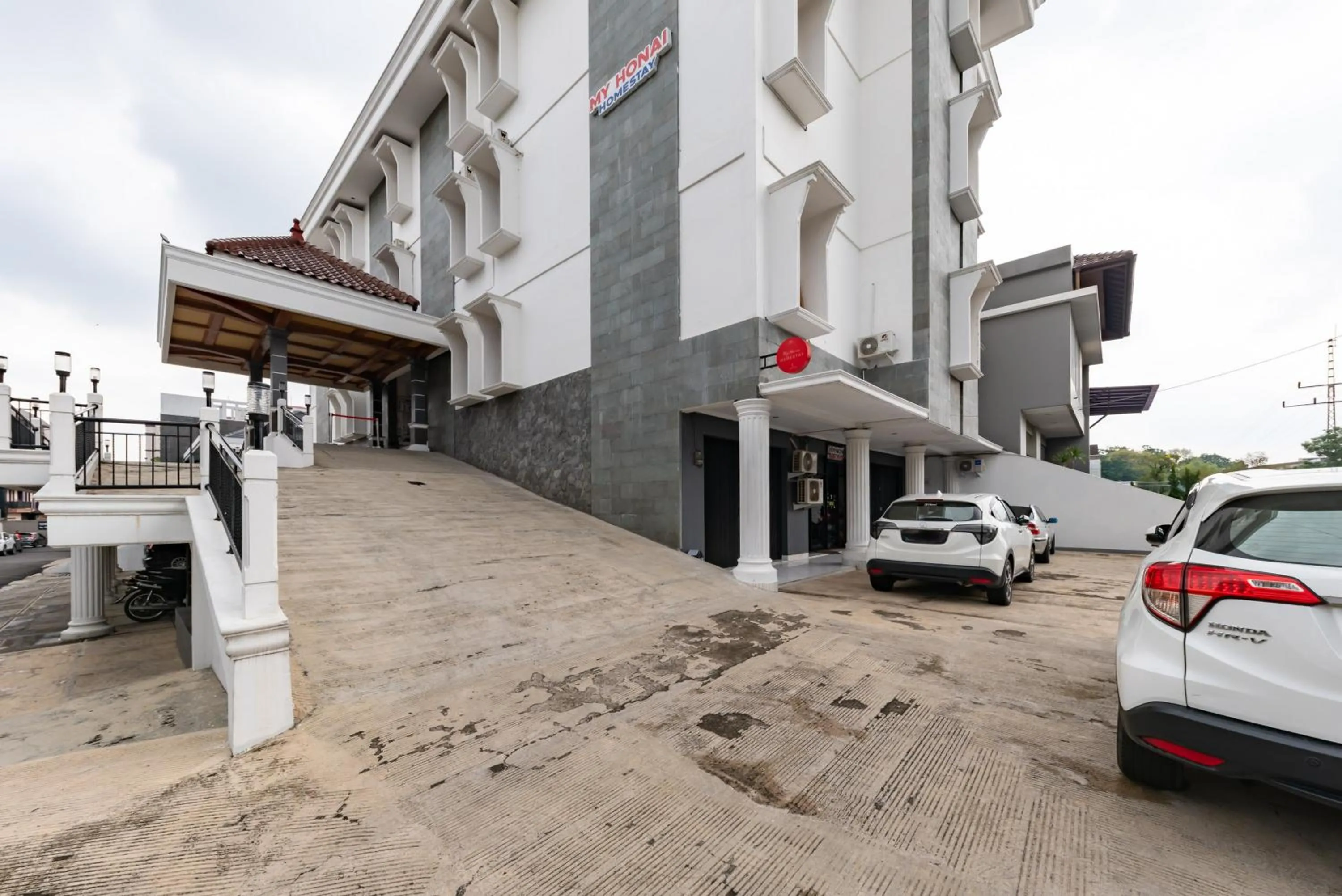 Facade/entrance in RedDoorz Plus near Universitas Maranatha Bandung 2