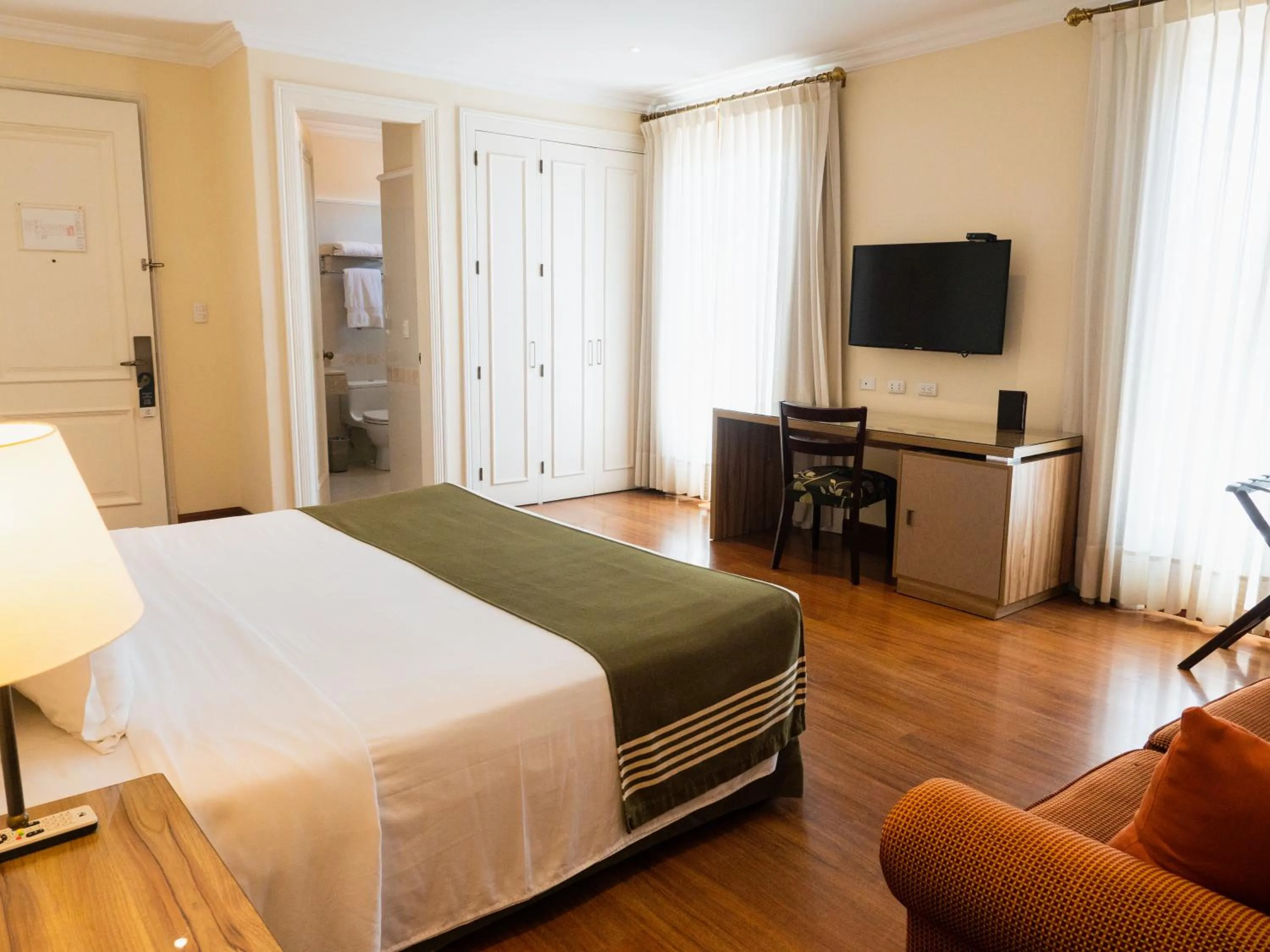 TV and multimedia, Bed in LP Los Portales Hotel Piura