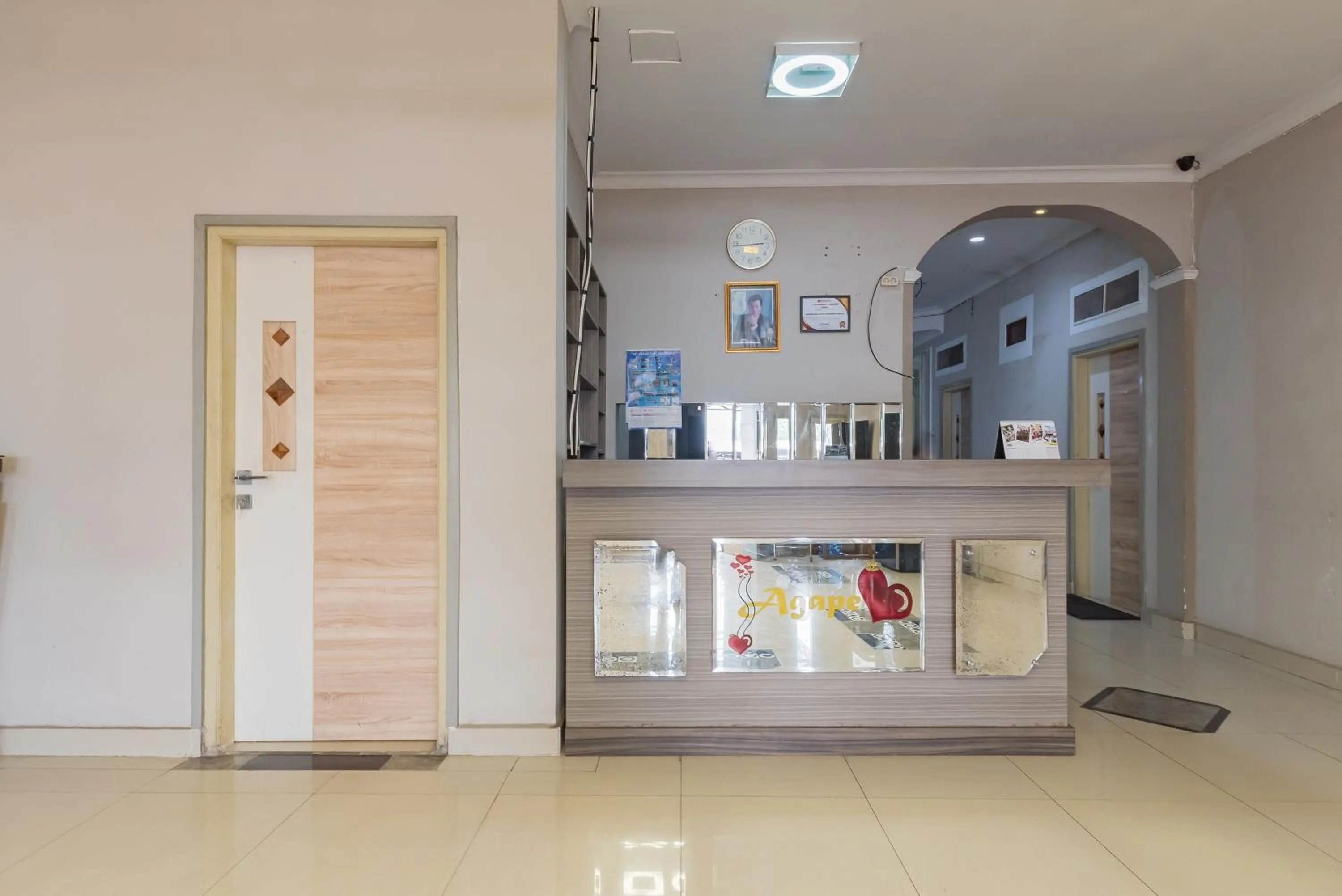 Lobby or reception in Urbanview Hotel Anggrek Puncak by RedDoorz