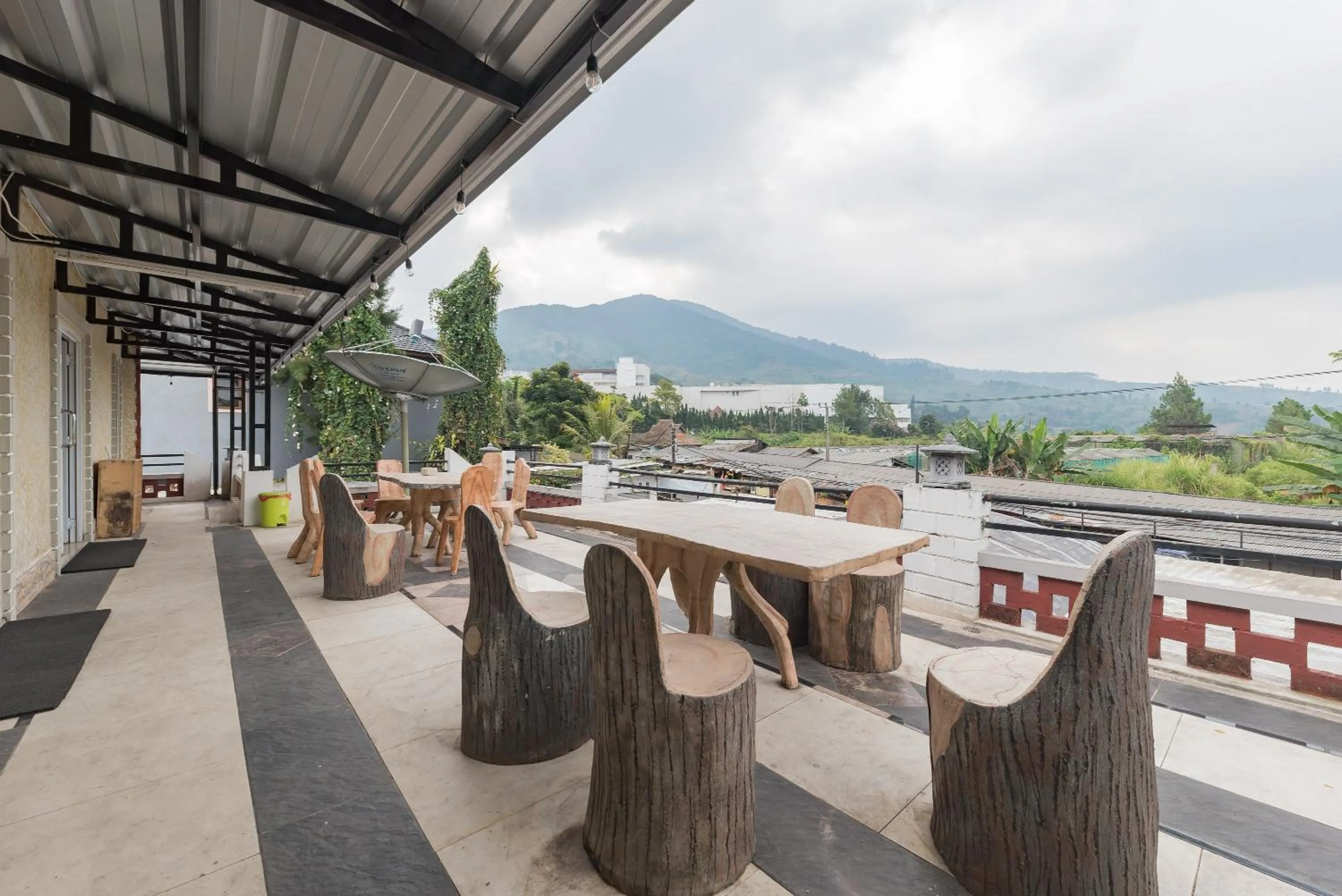 Seating area in Urbanview Hotel Anggrek Puncak by RedDoorz