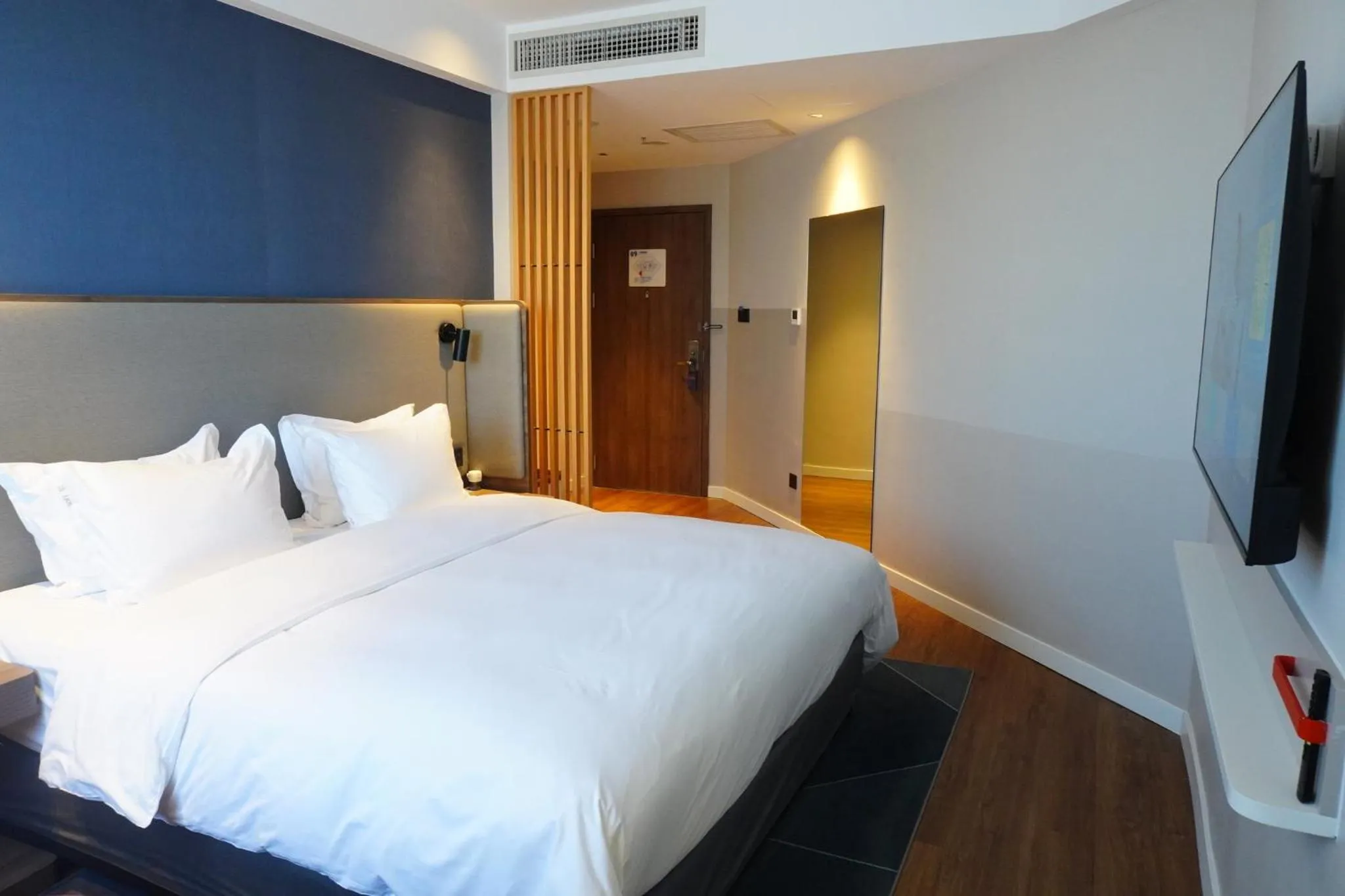 Photo of the whole room, Bed in Holiday Inn Express Kunming Panlong by IHG