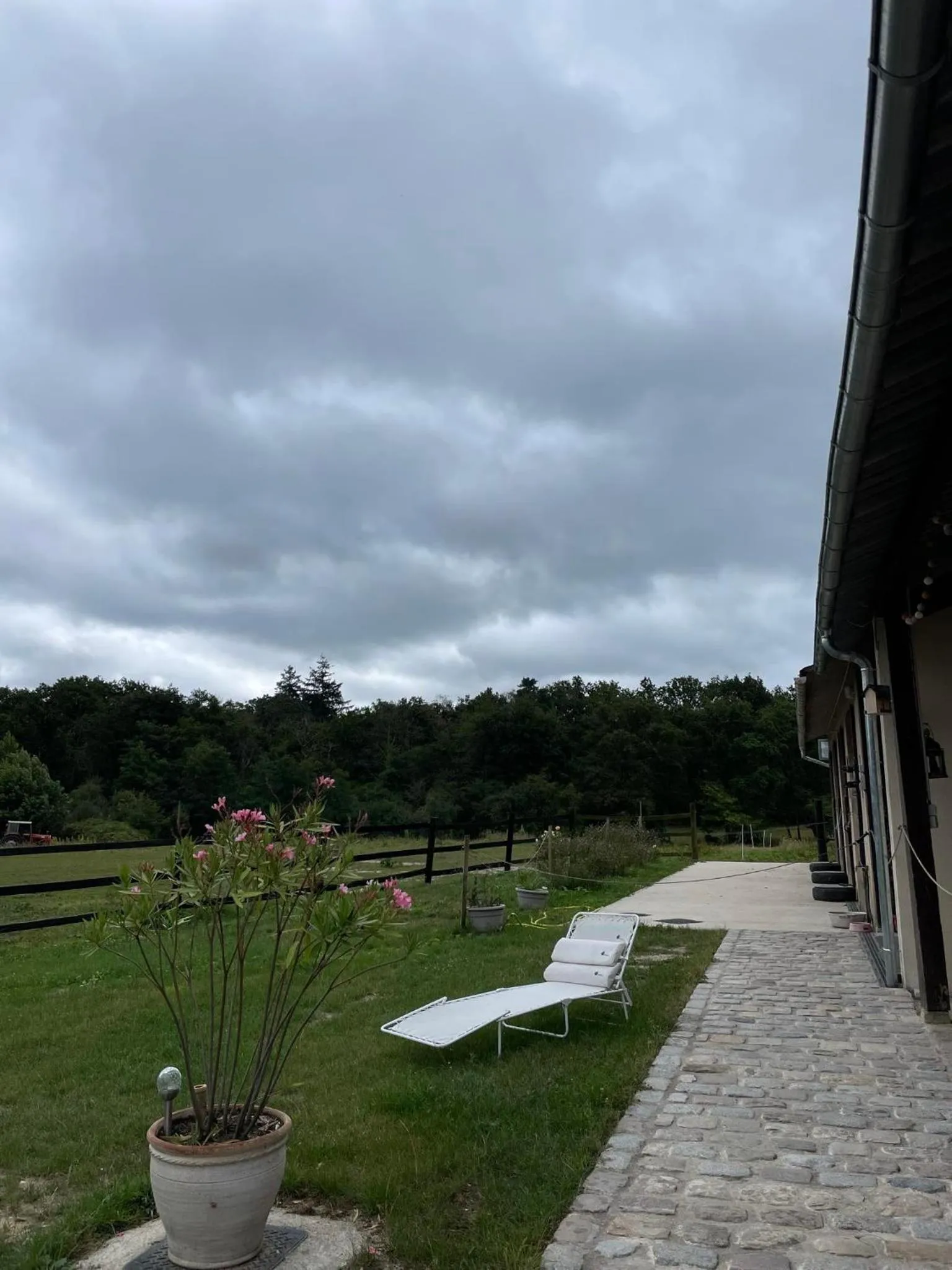 Balcony/Terrace in Gîte à la campagne 1 chambre Les Grandes Maisons Espace jacuzzi hammam SPA