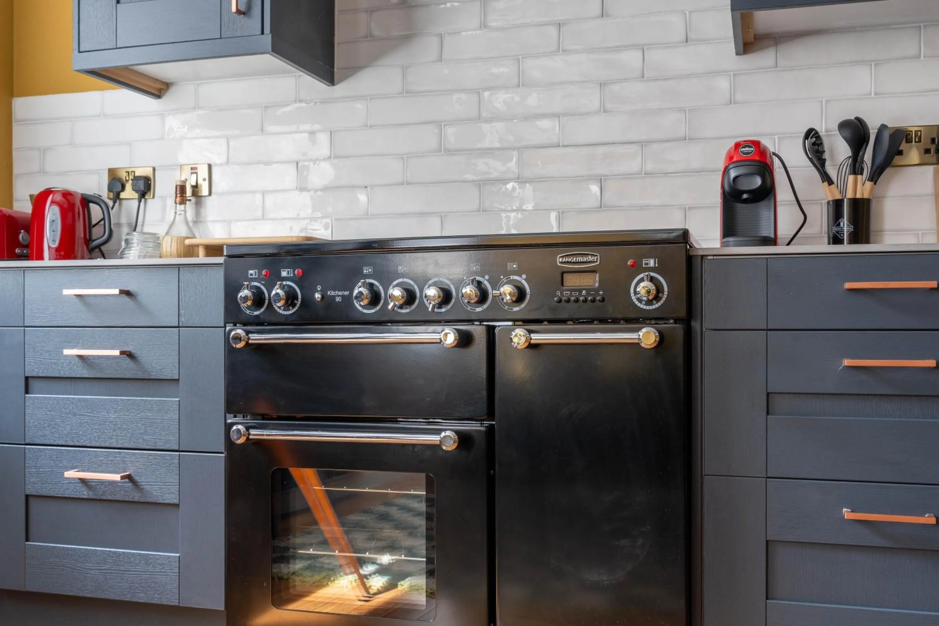 Kitchen or kitchenette in 89 The Merchants- Chic Aparthotel by The House of Danu