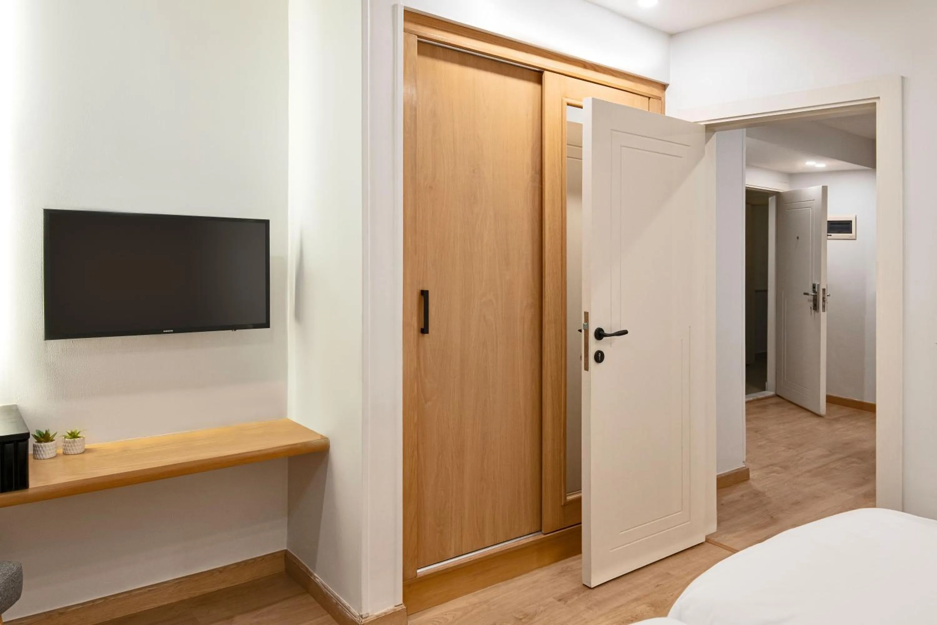 wardrobe, Bed in Parkside Boutique Serviced Apartments