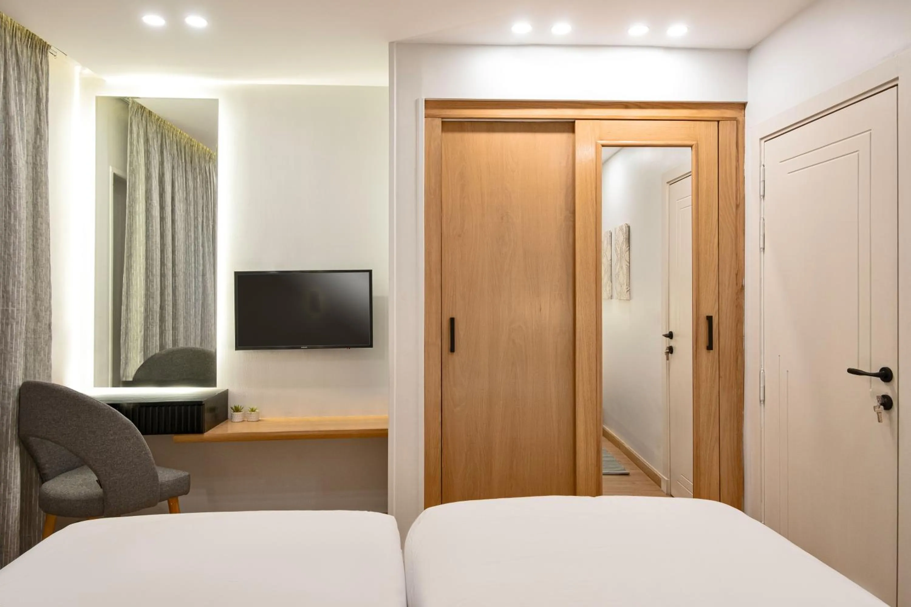 TV and multimedia, Bed in Parkside Boutique Serviced Apartments