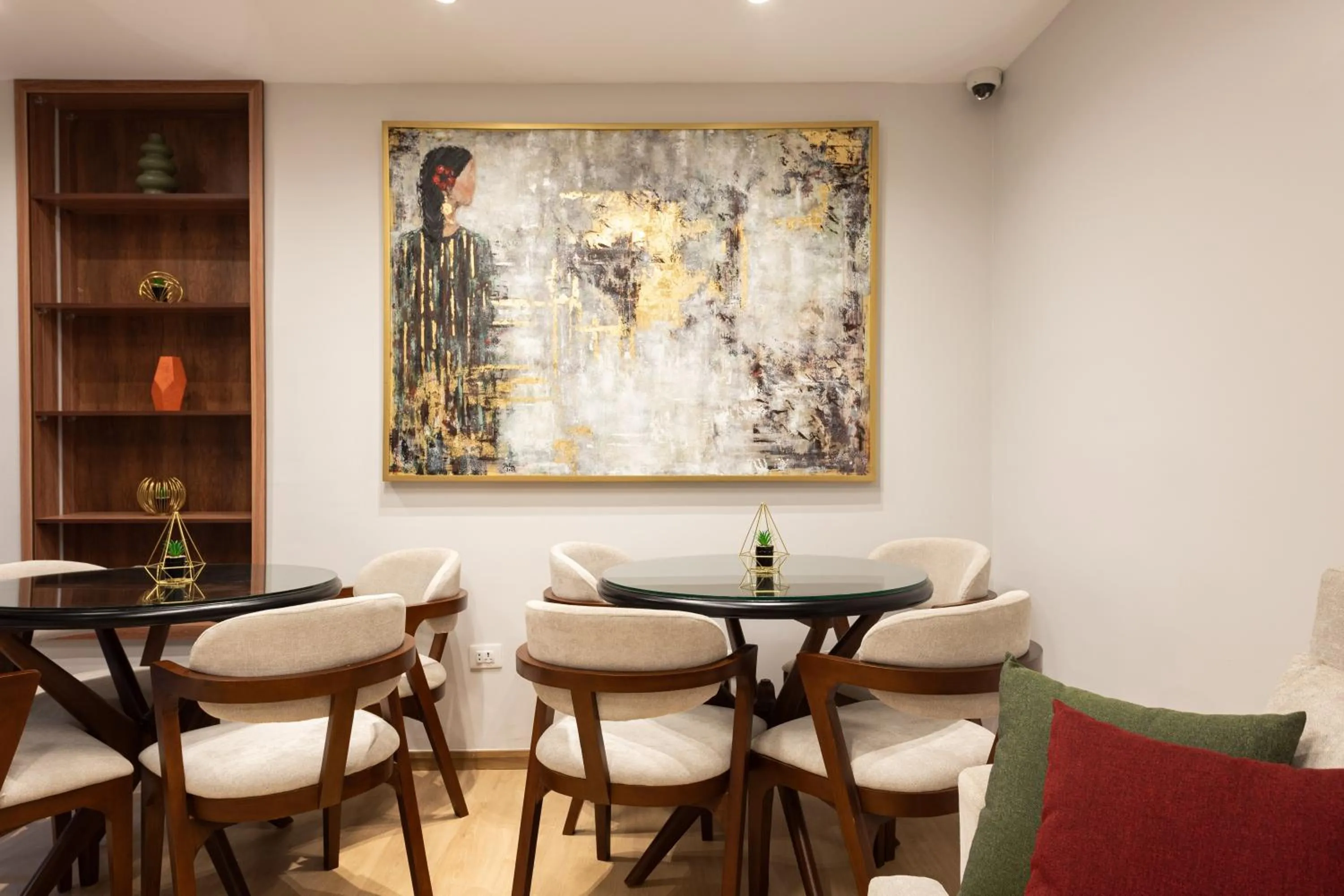 Communal lounge/ TV room in Parkside Boutique Serviced Apartments