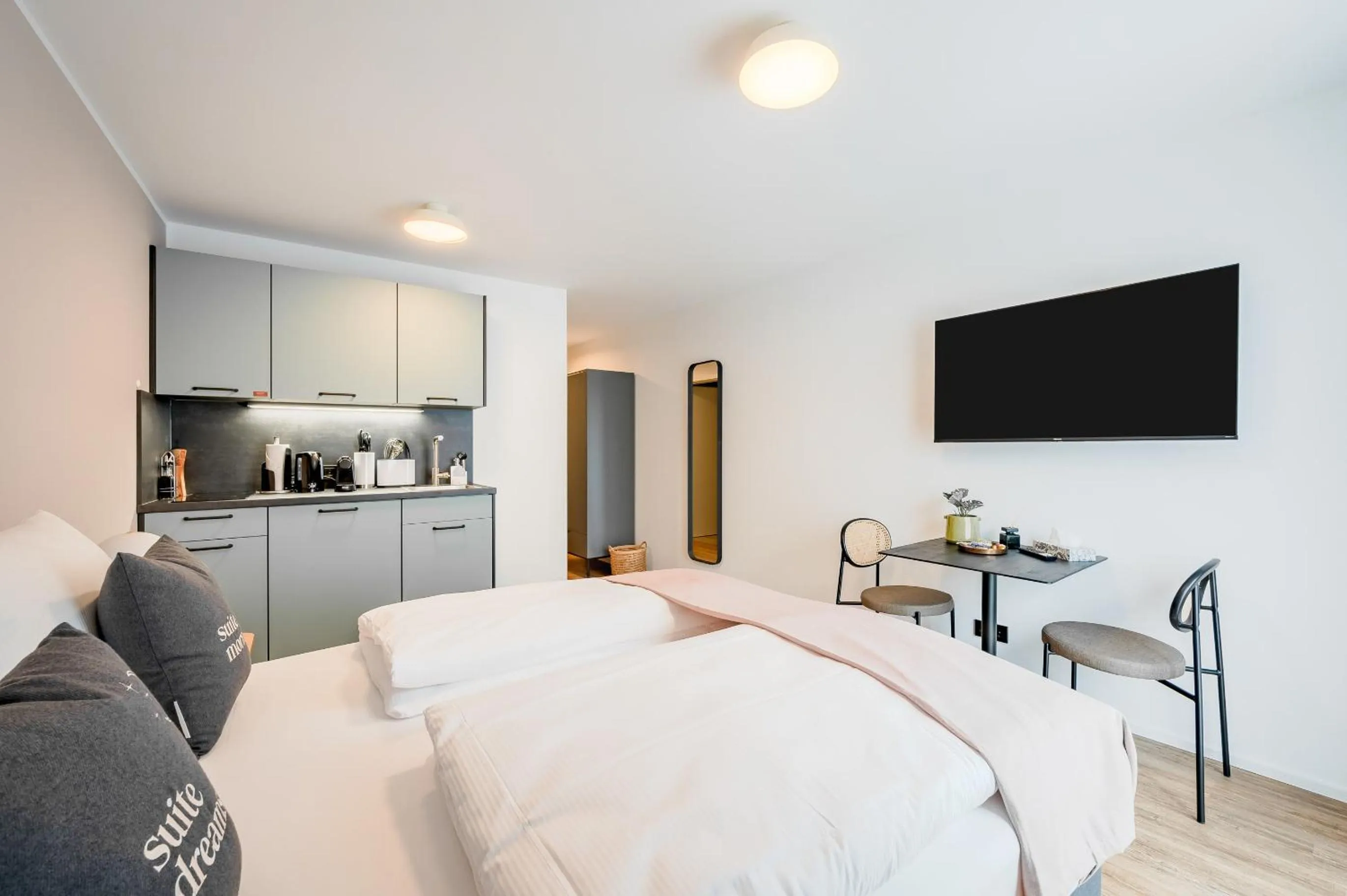 TV and multimedia, Bed in Limehome Metzingen Wilhelmstr