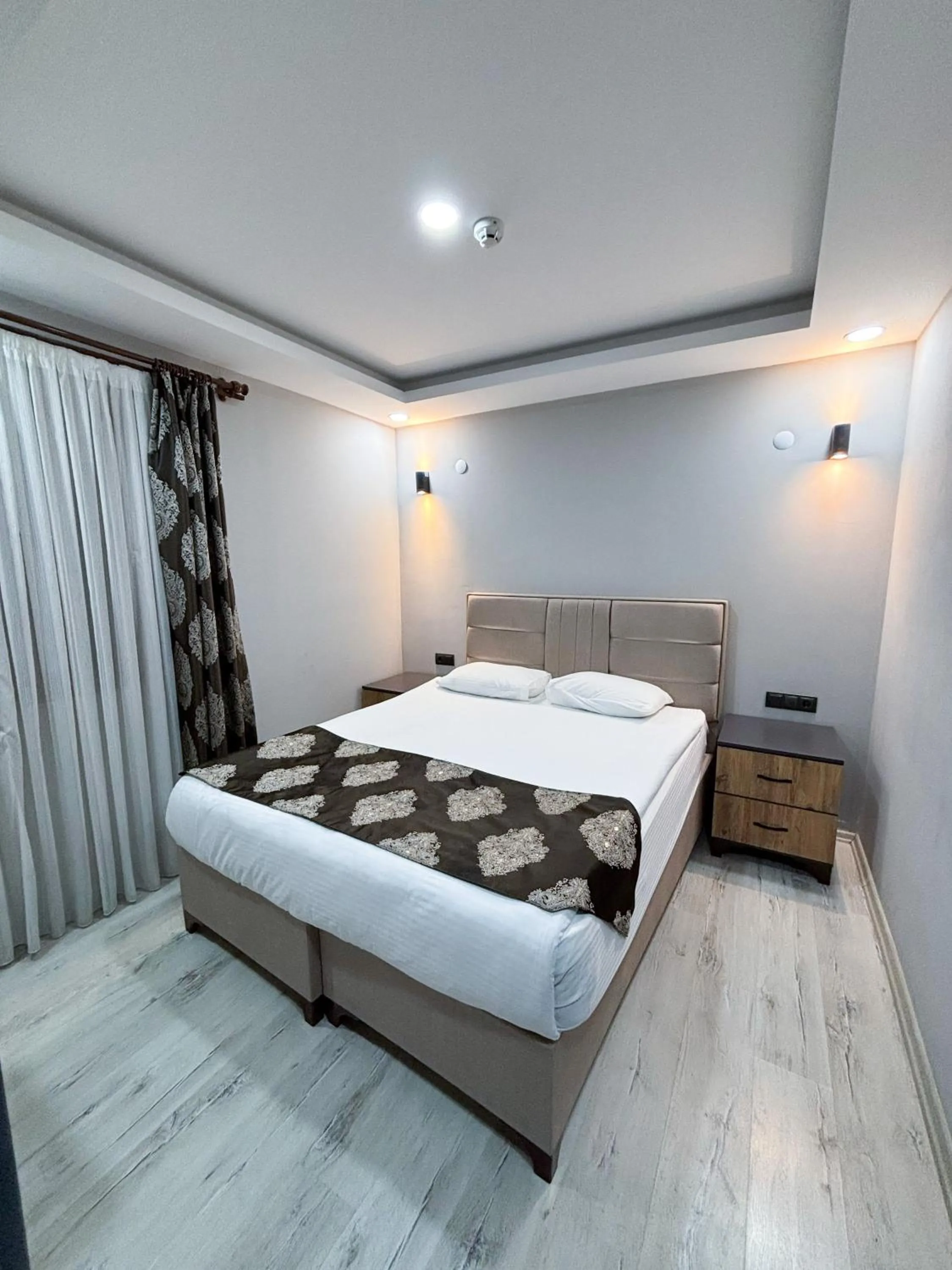 Bed in Whitestone Hotel