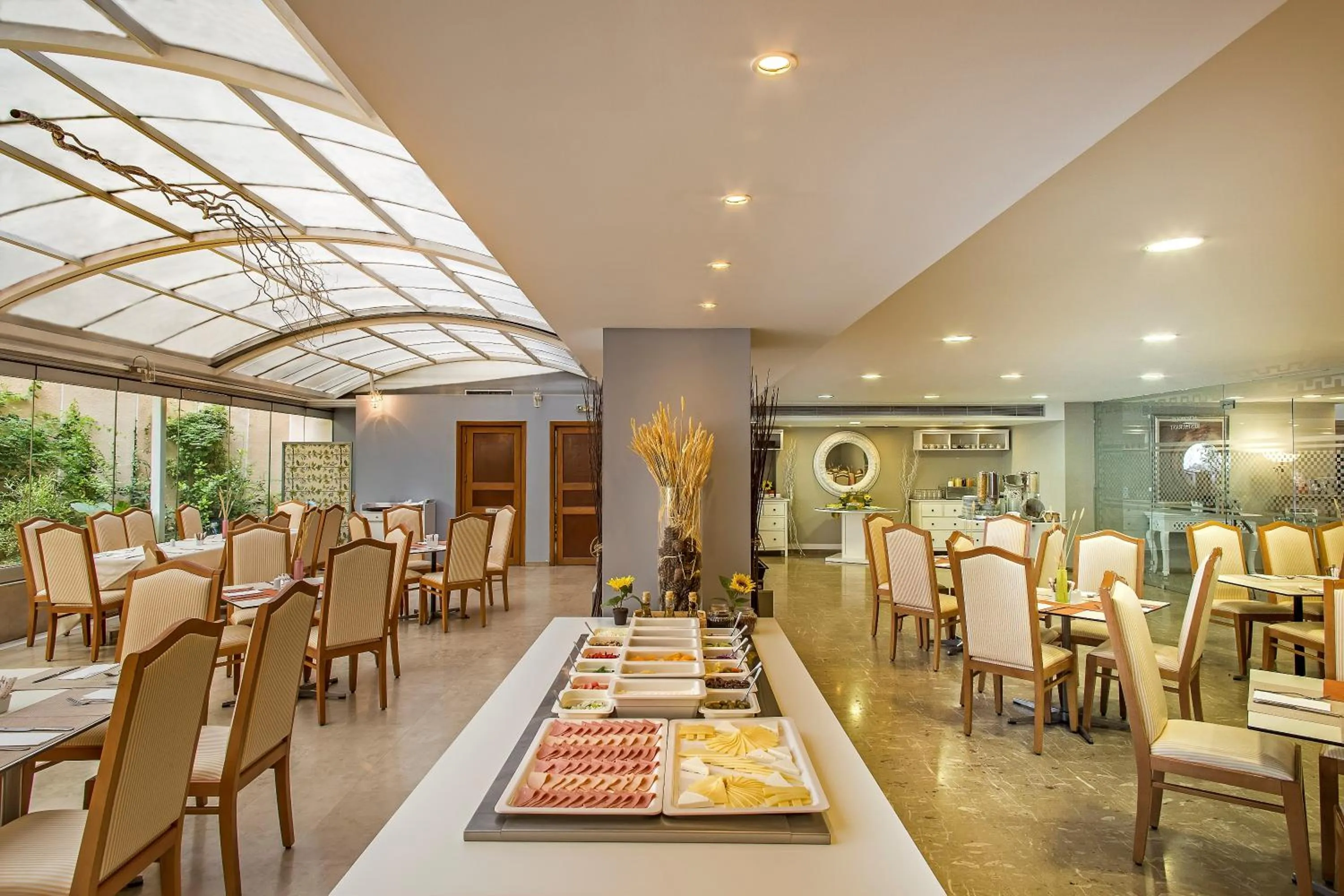 Restaurant/places to eat in Airotel Parthenon