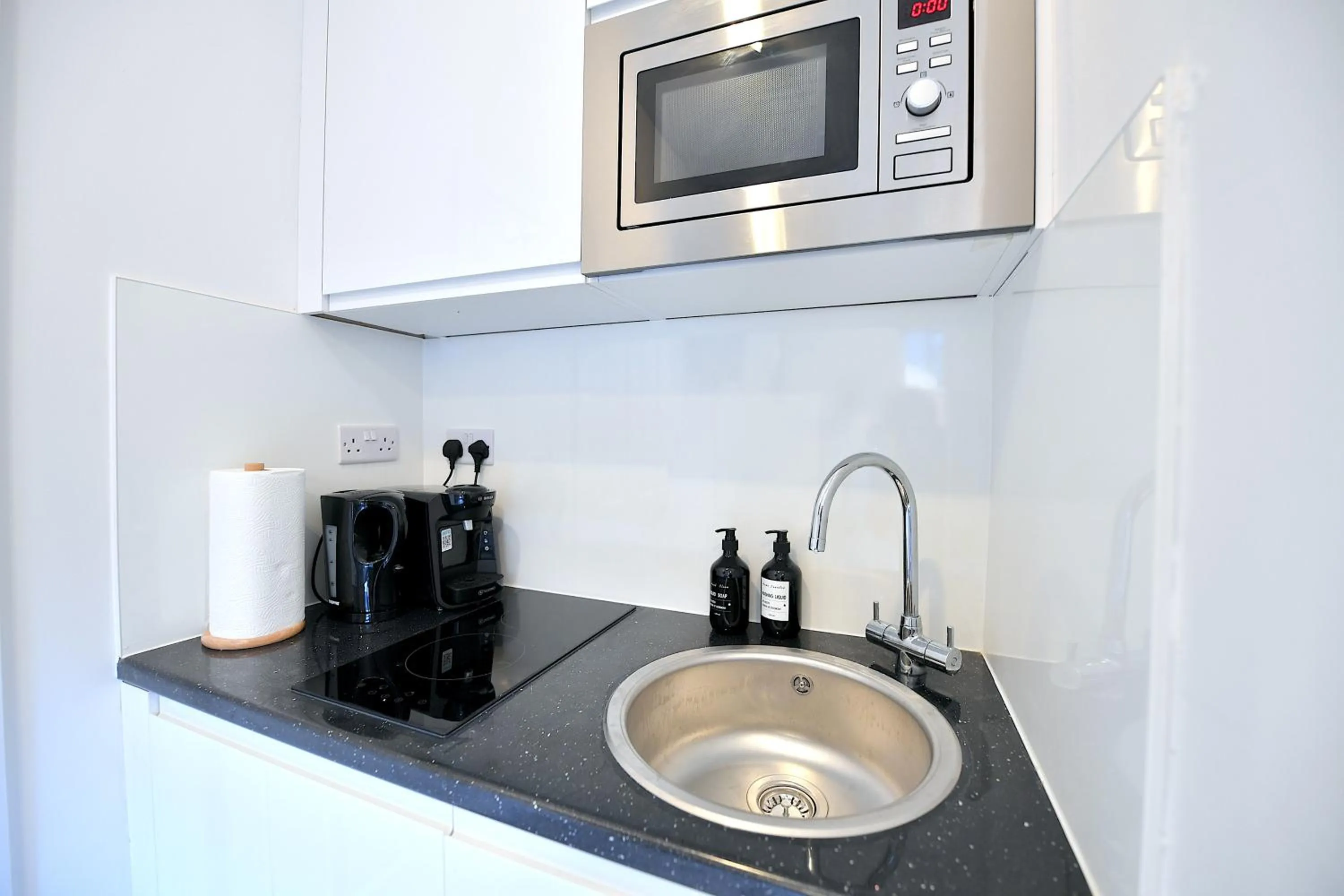 Coffee/tea facilities in Stylish Studios by Luxestays Fulham