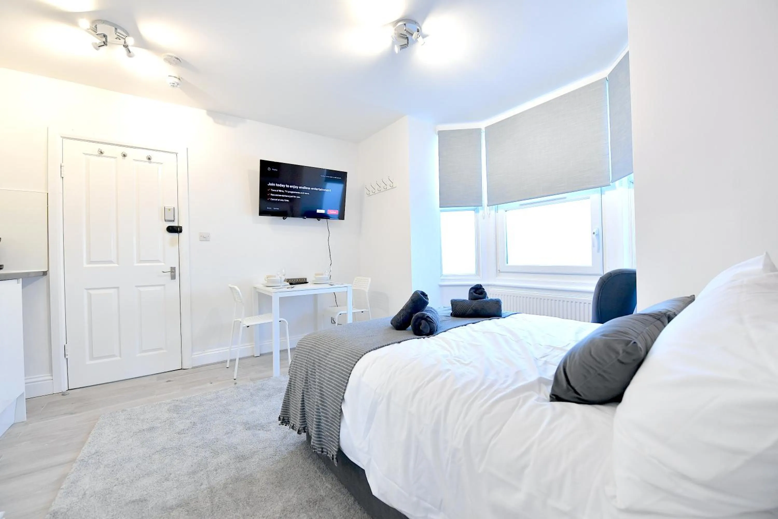 TV and multimedia, Bed in Stylish Studios by Luxestays Fulham