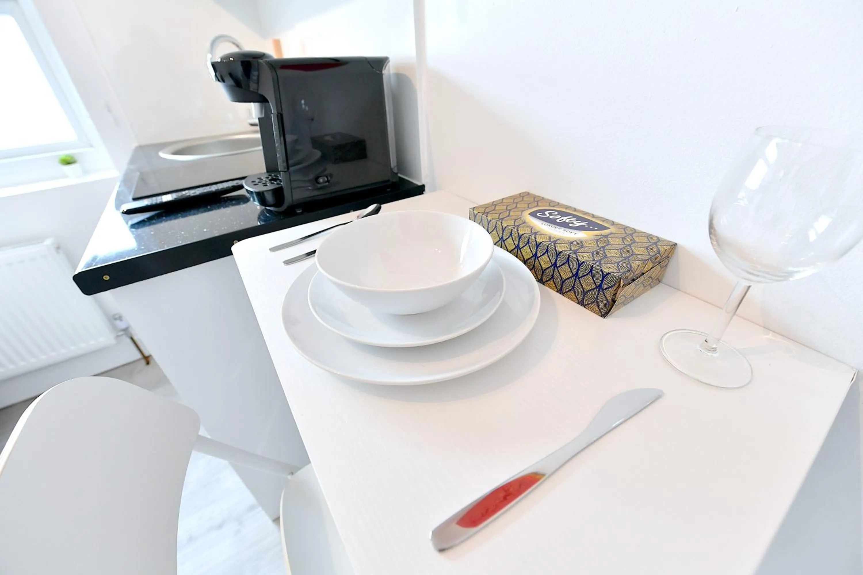 Dining area in Stylish Studios by Luxestays Fulham