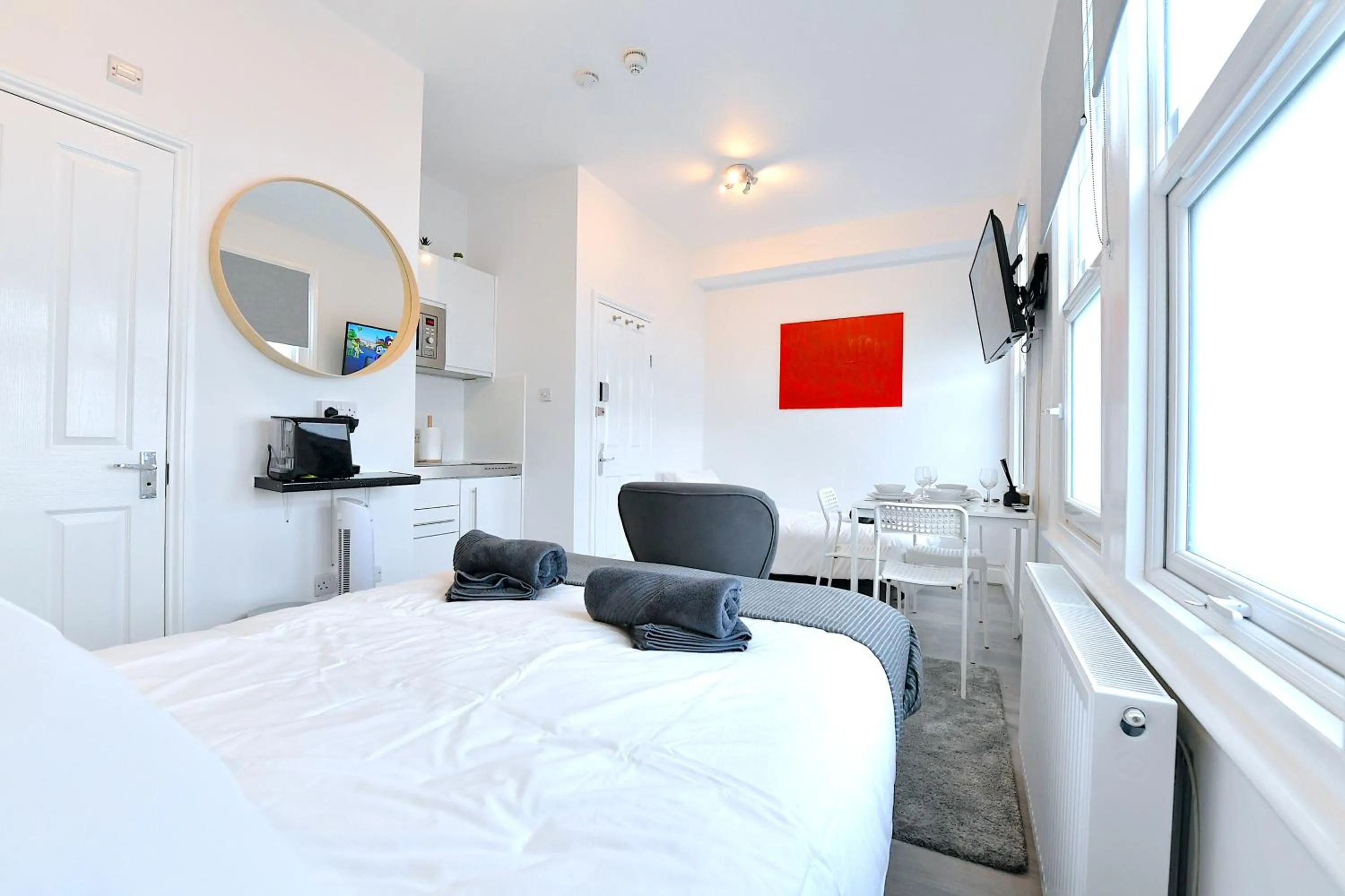 Photo of the whole room, Bed in Stylish Studios by Luxestays Fulham