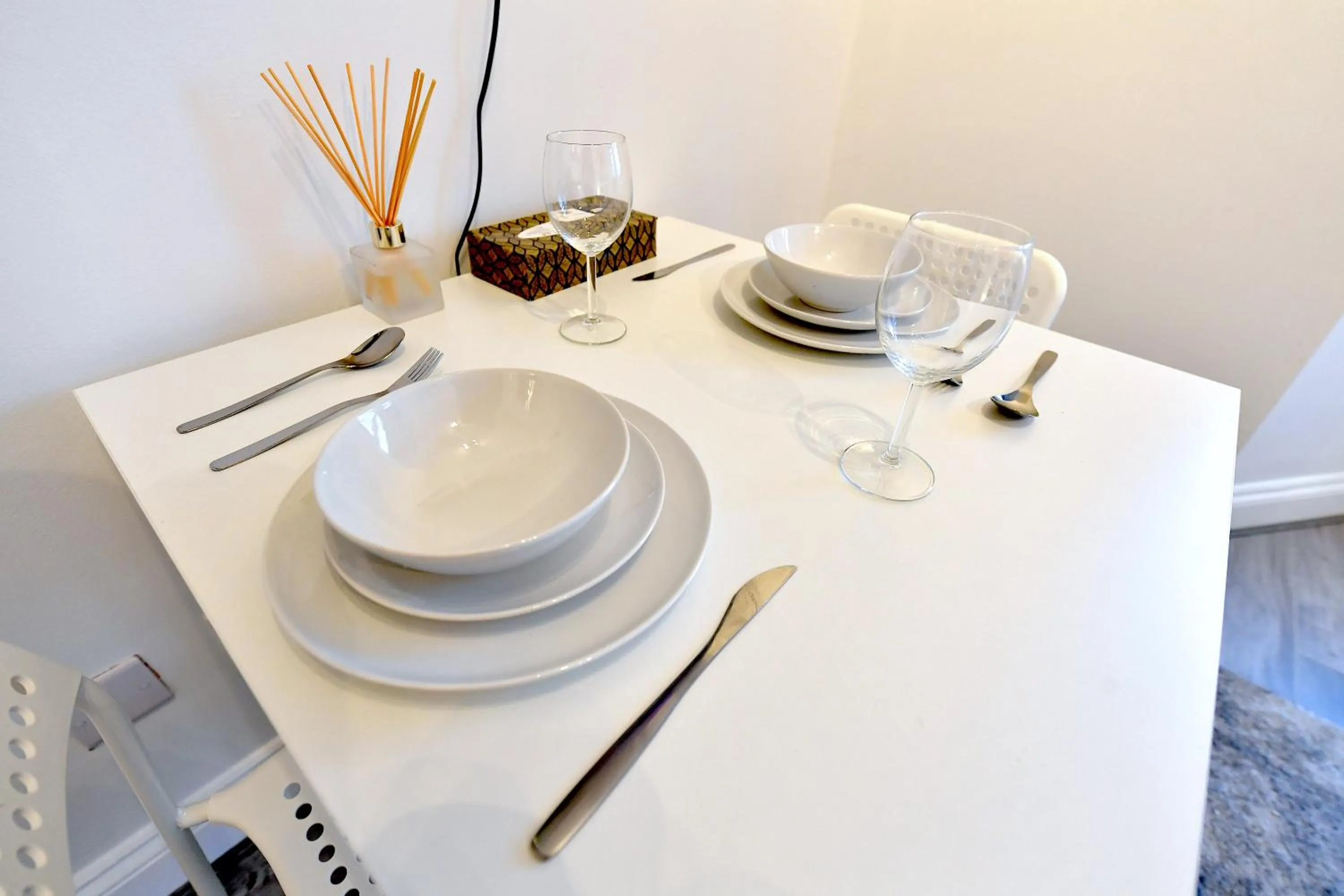 Dining area in Stylish Studios by Luxestays Fulham