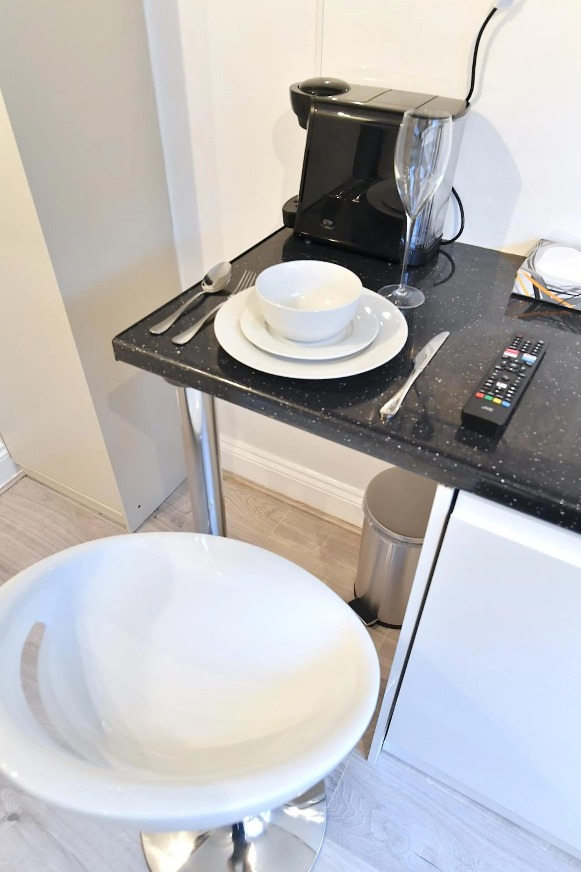 Coffee/tea facilities in Stylish Studios by Luxestays Fulham