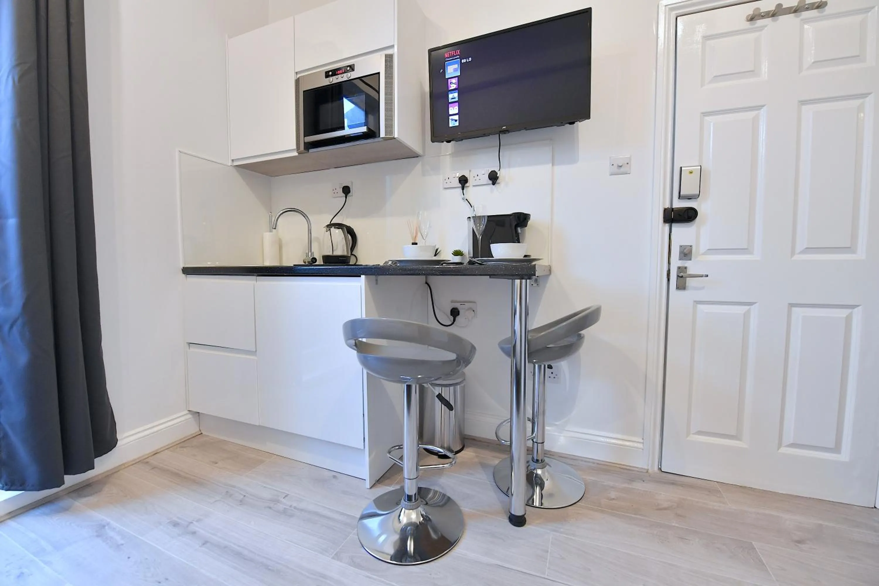 TV and multimedia in Stylish Studios by Luxestays Fulham