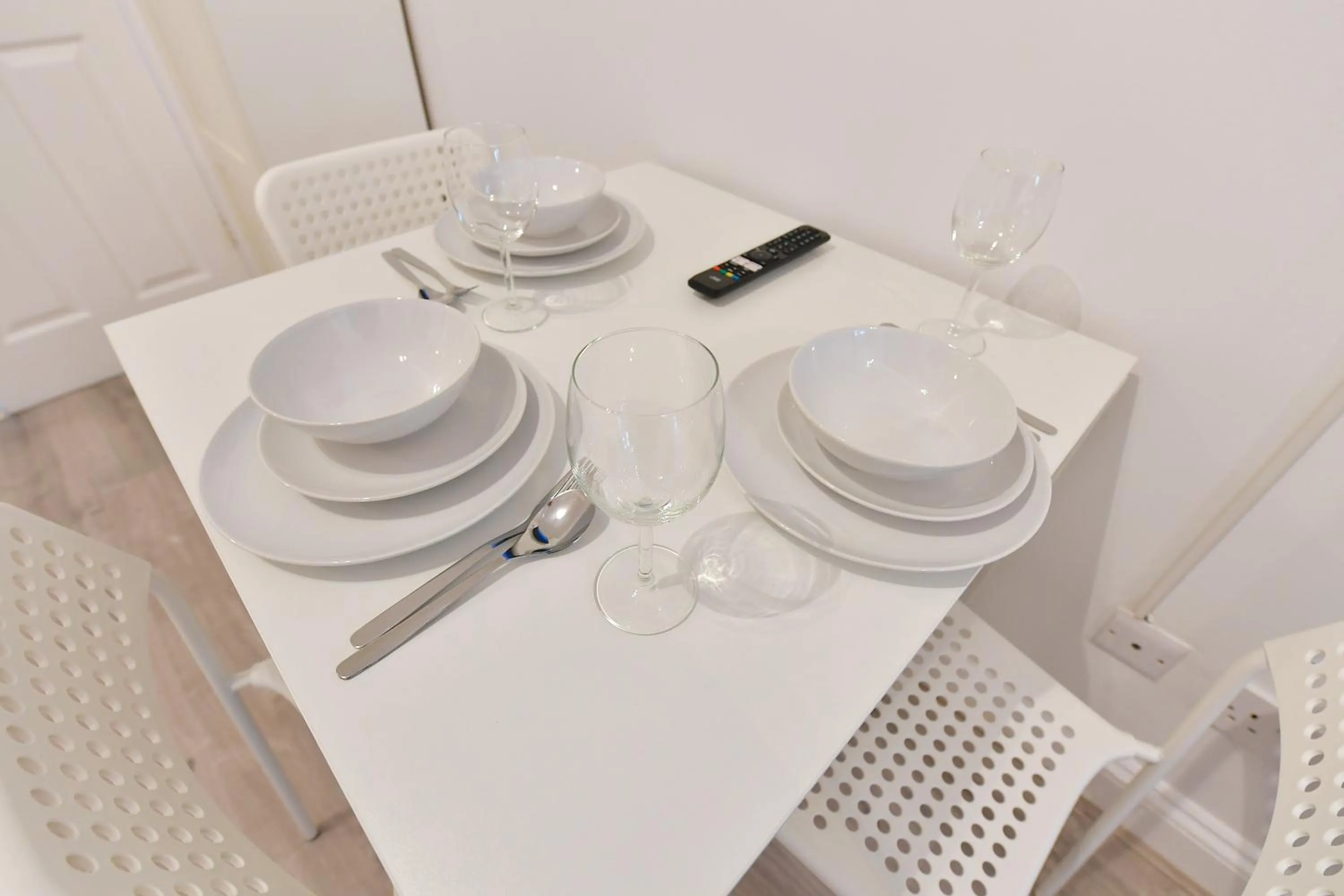 Dining area in Stylish Studios by Luxestays Fulham