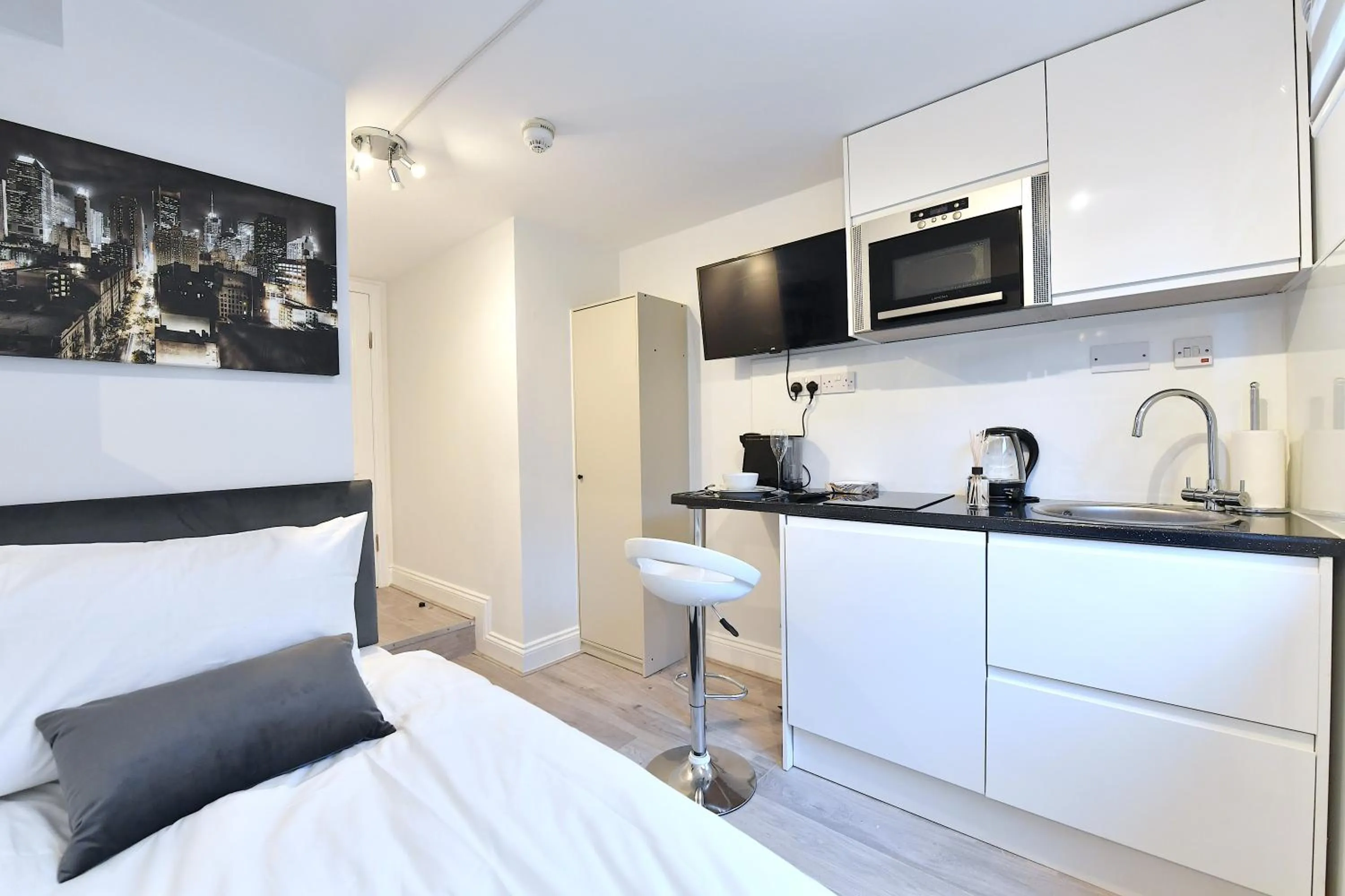 Bed in Stylish Studios by Luxestays Fulham