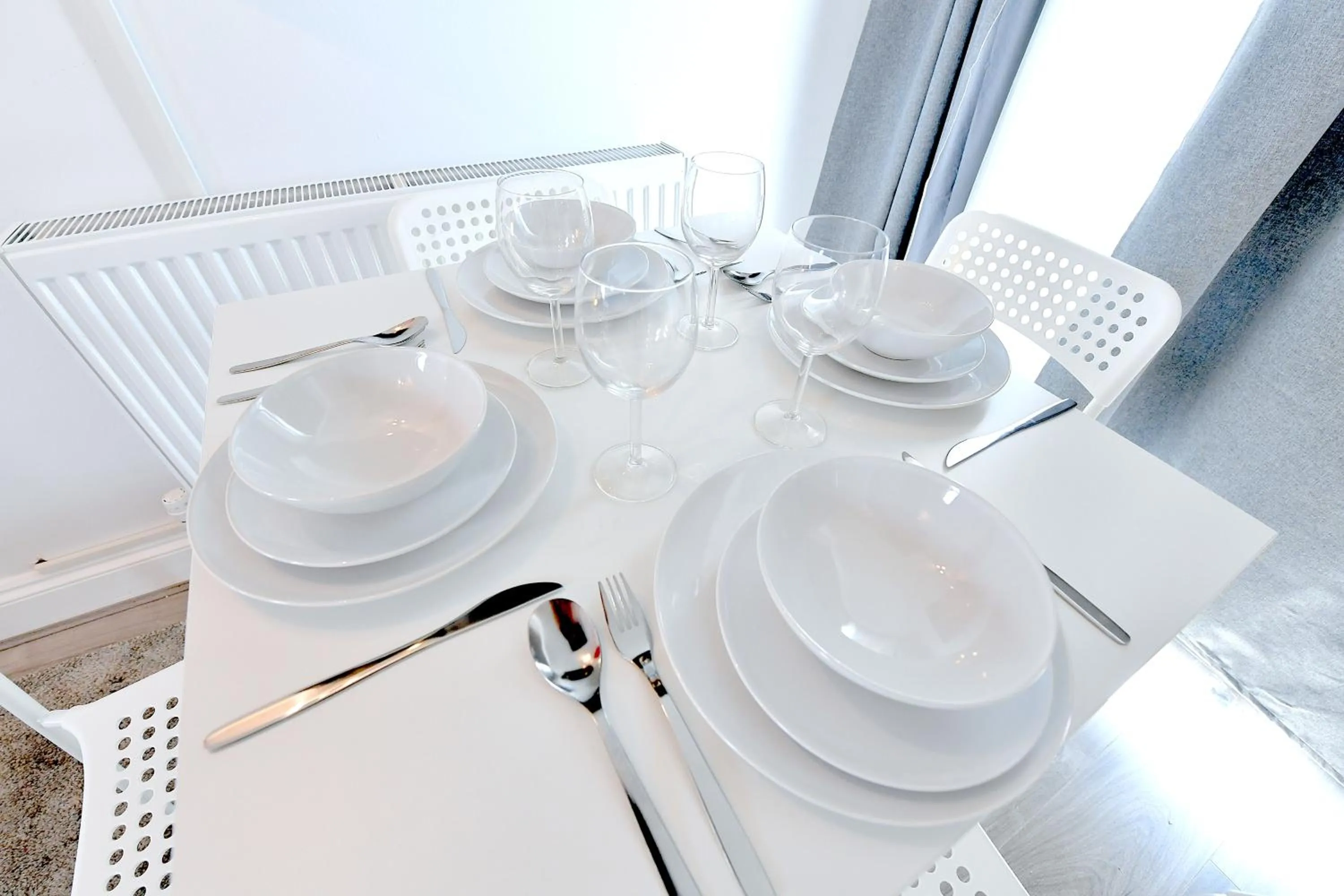 Dining area in Stylish Studios by Luxestays Fulham