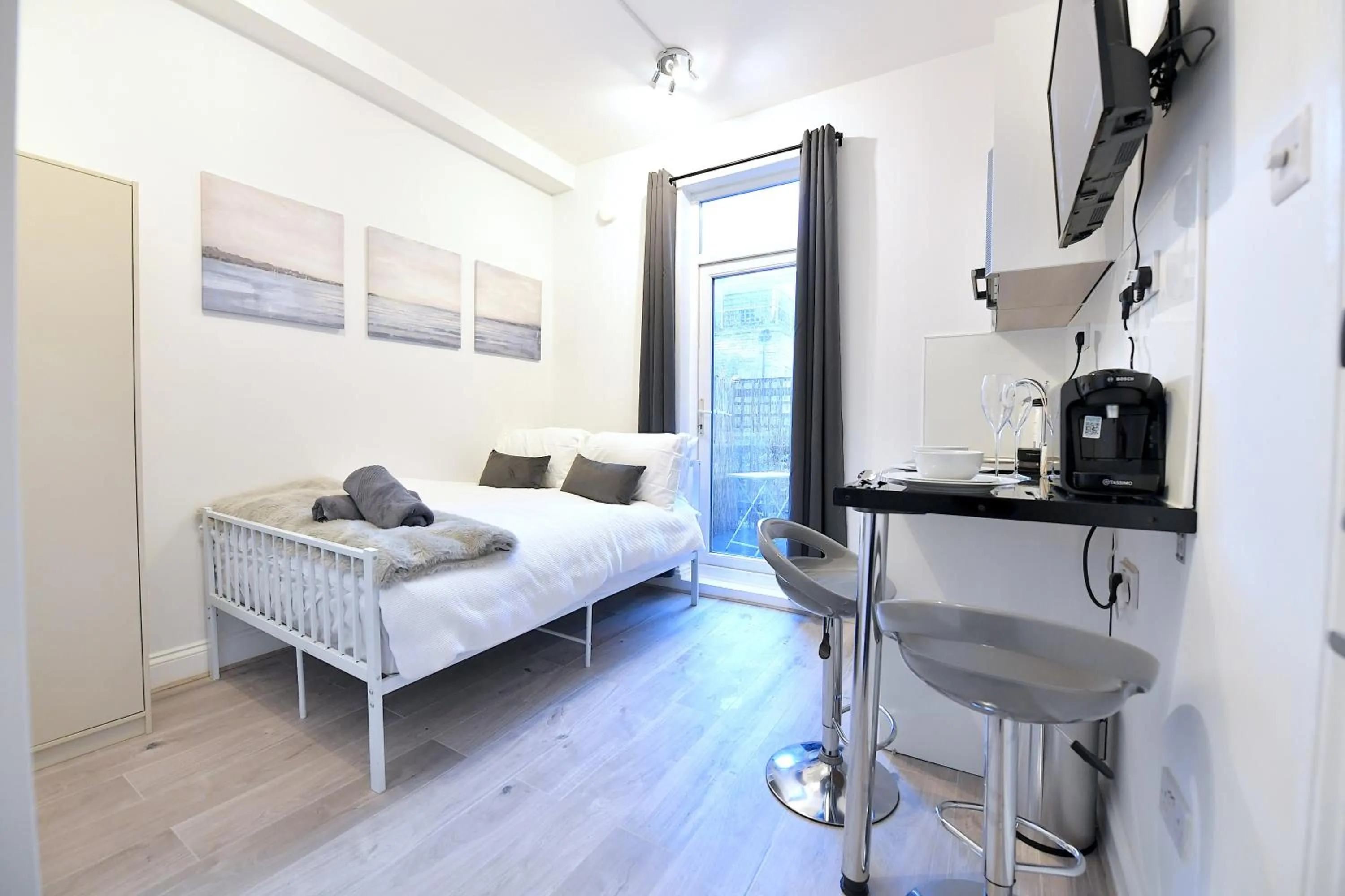 Bed in Stylish Studios by Luxestays Fulham