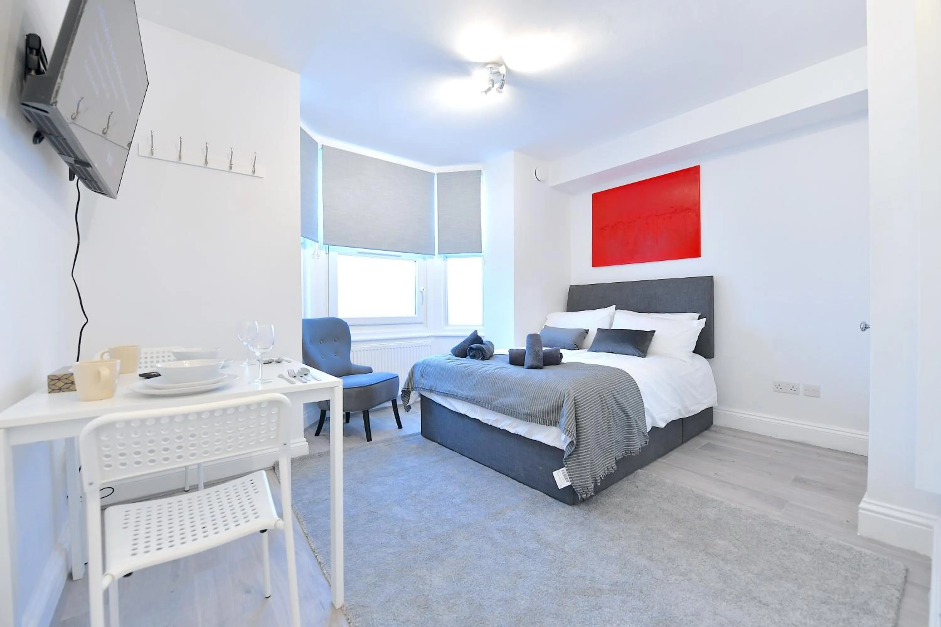 Photo of the whole room, Bed in Stylish Studios by Luxestays Fulham