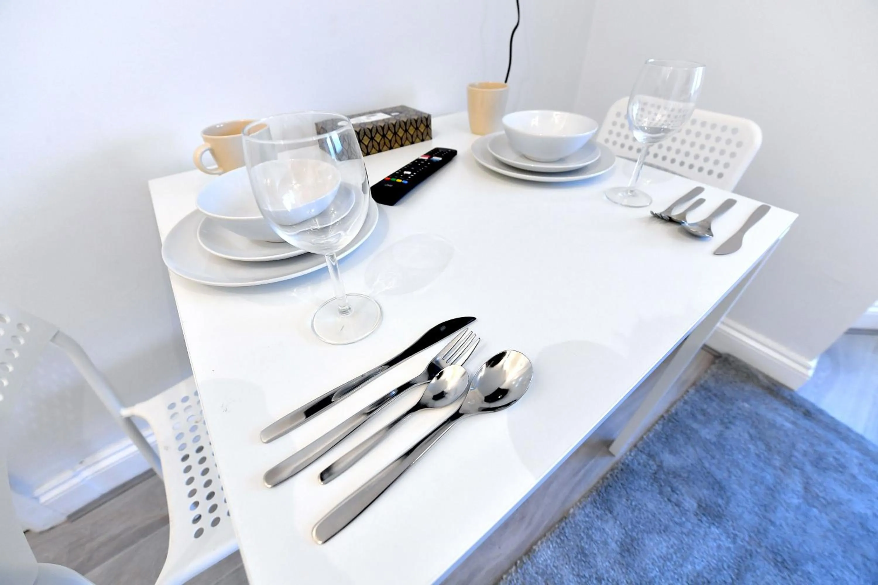 Dining area in Stylish Studios by Luxestays Fulham