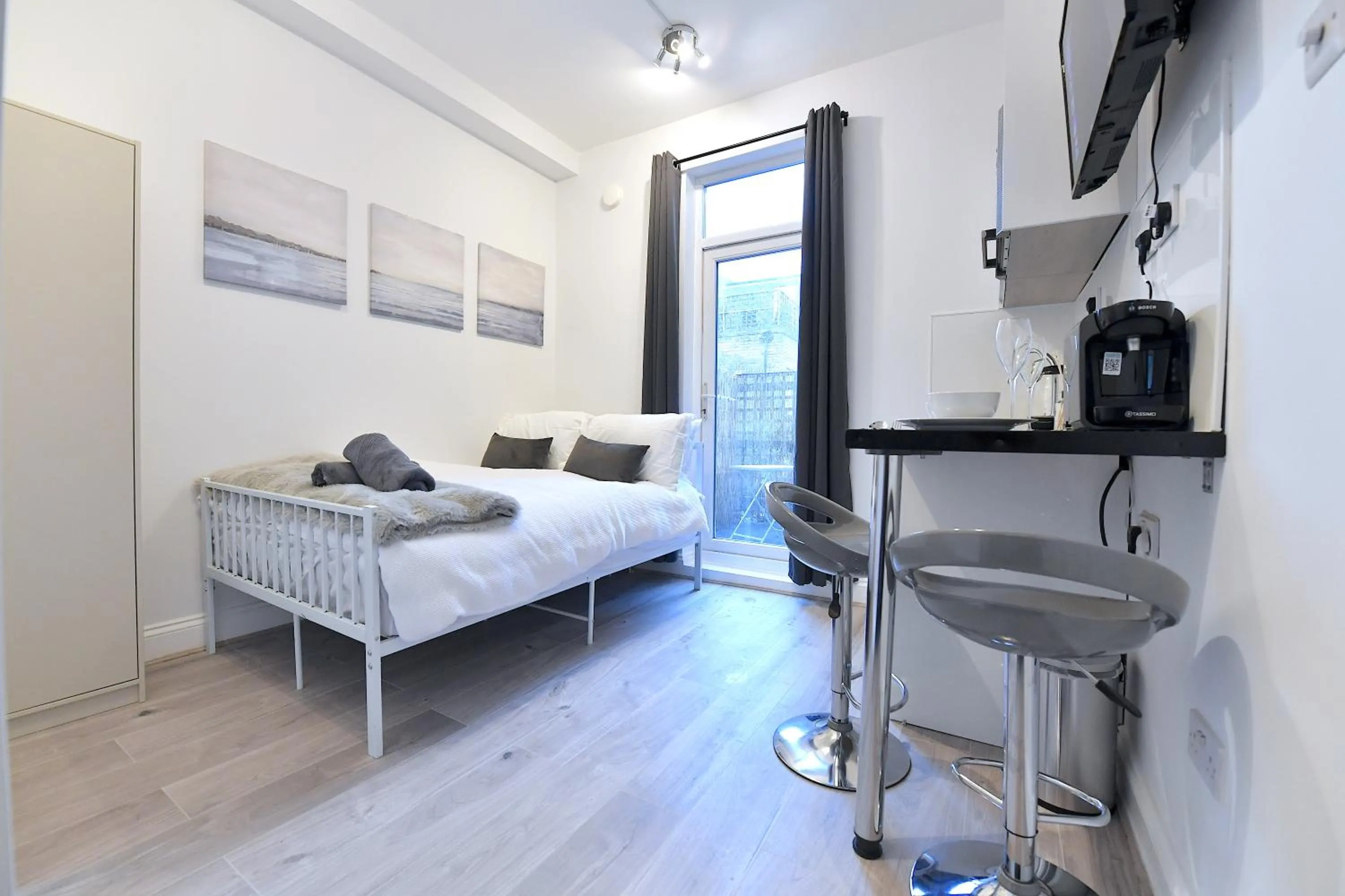 Bed in Stylish Studios by Luxestays Fulham