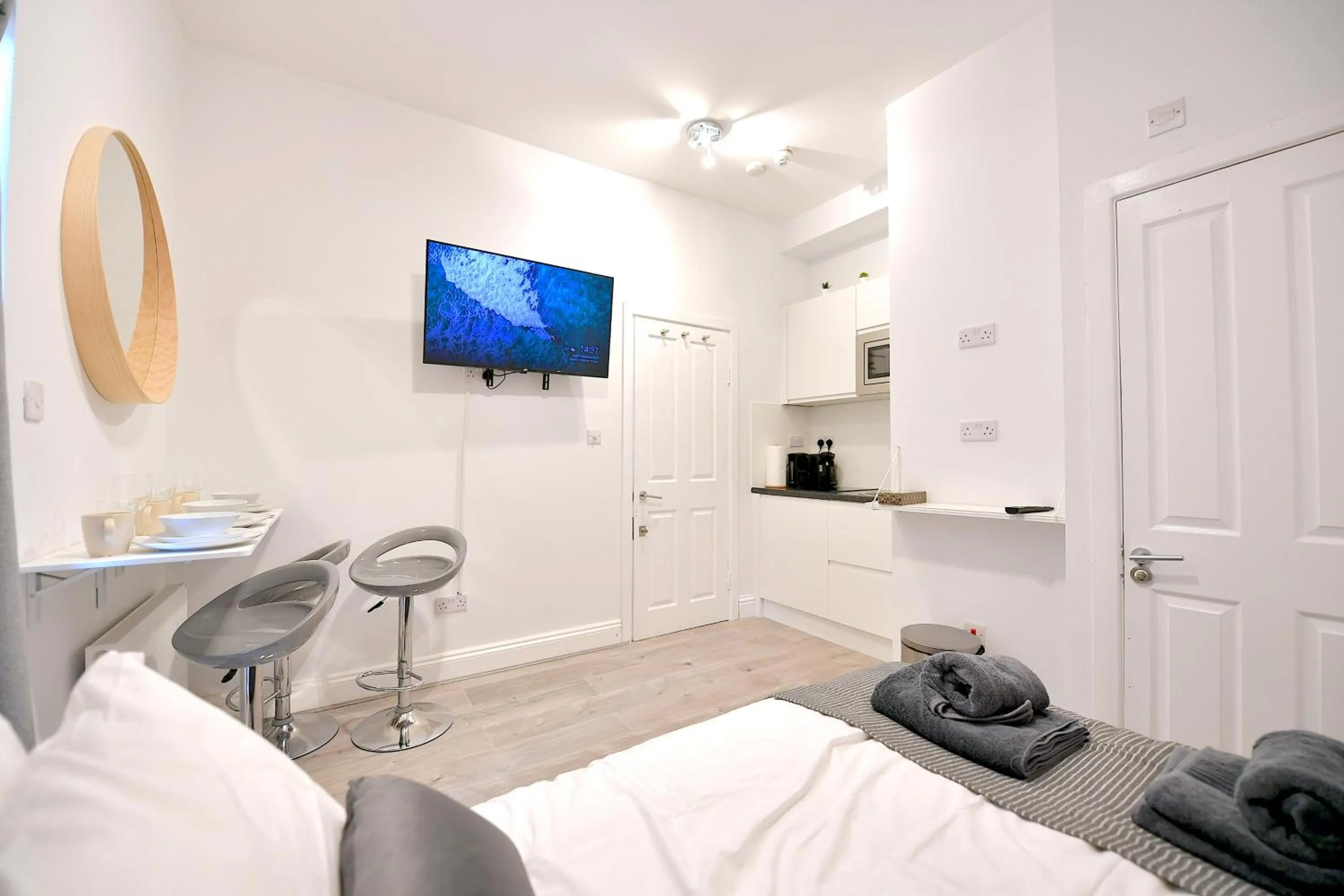 TV and multimedia, Bed in Stylish Studios by Luxestays Fulham