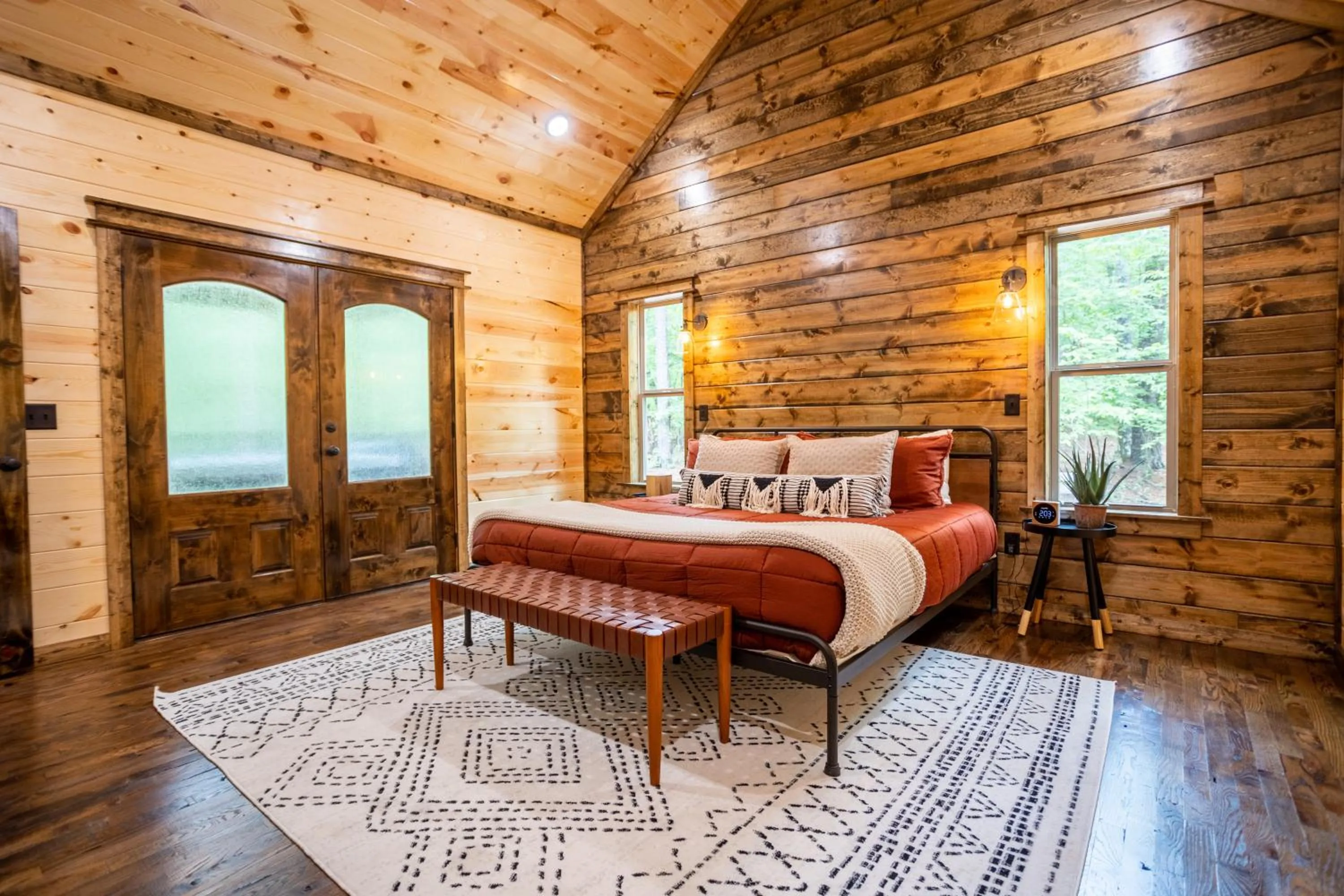 Bed in BRAND NEW! "The Roosevelt" Couples Cabin adjacent to National Forest