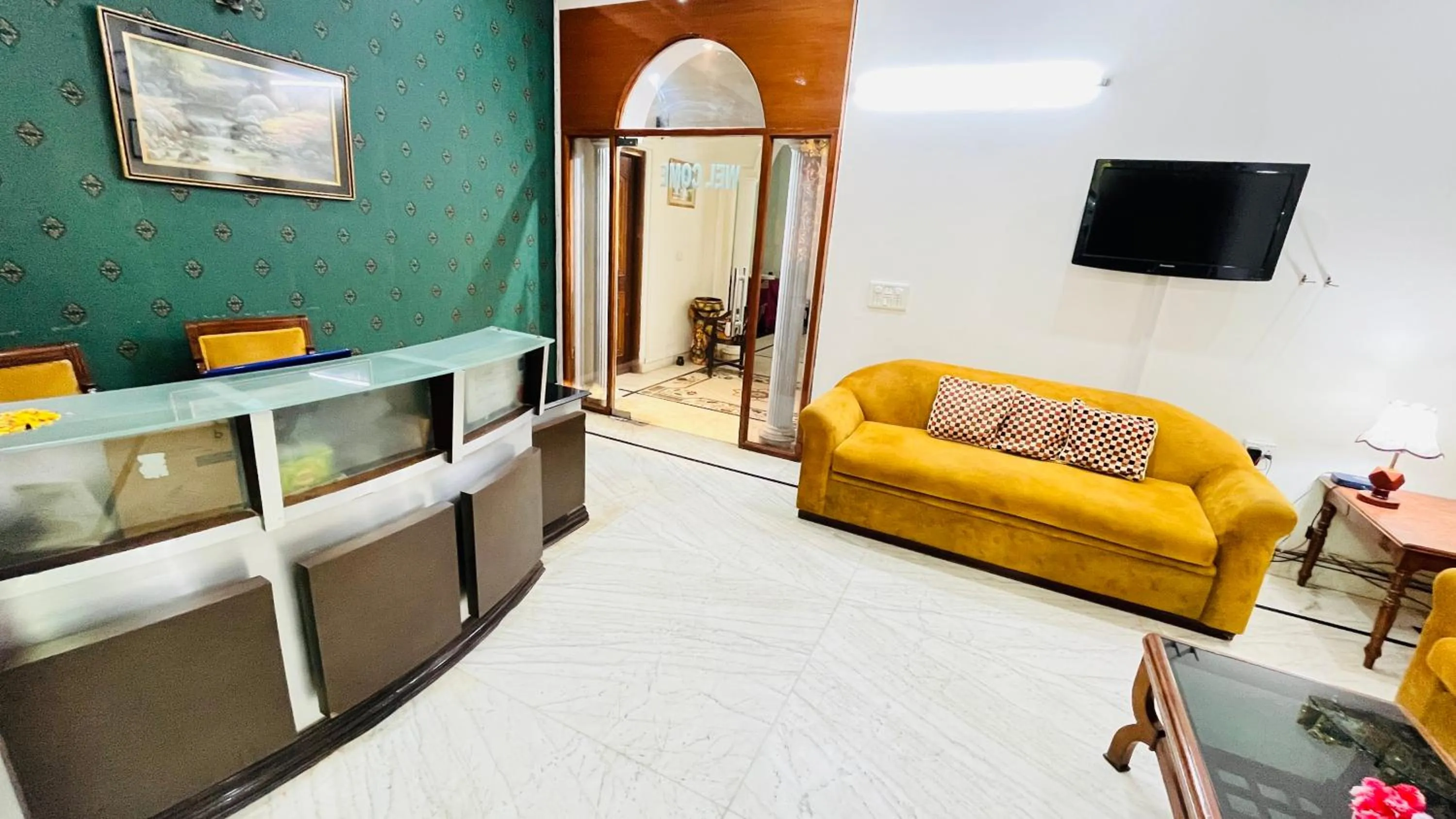 Living room, Bed in Hotel Starline Sector 28