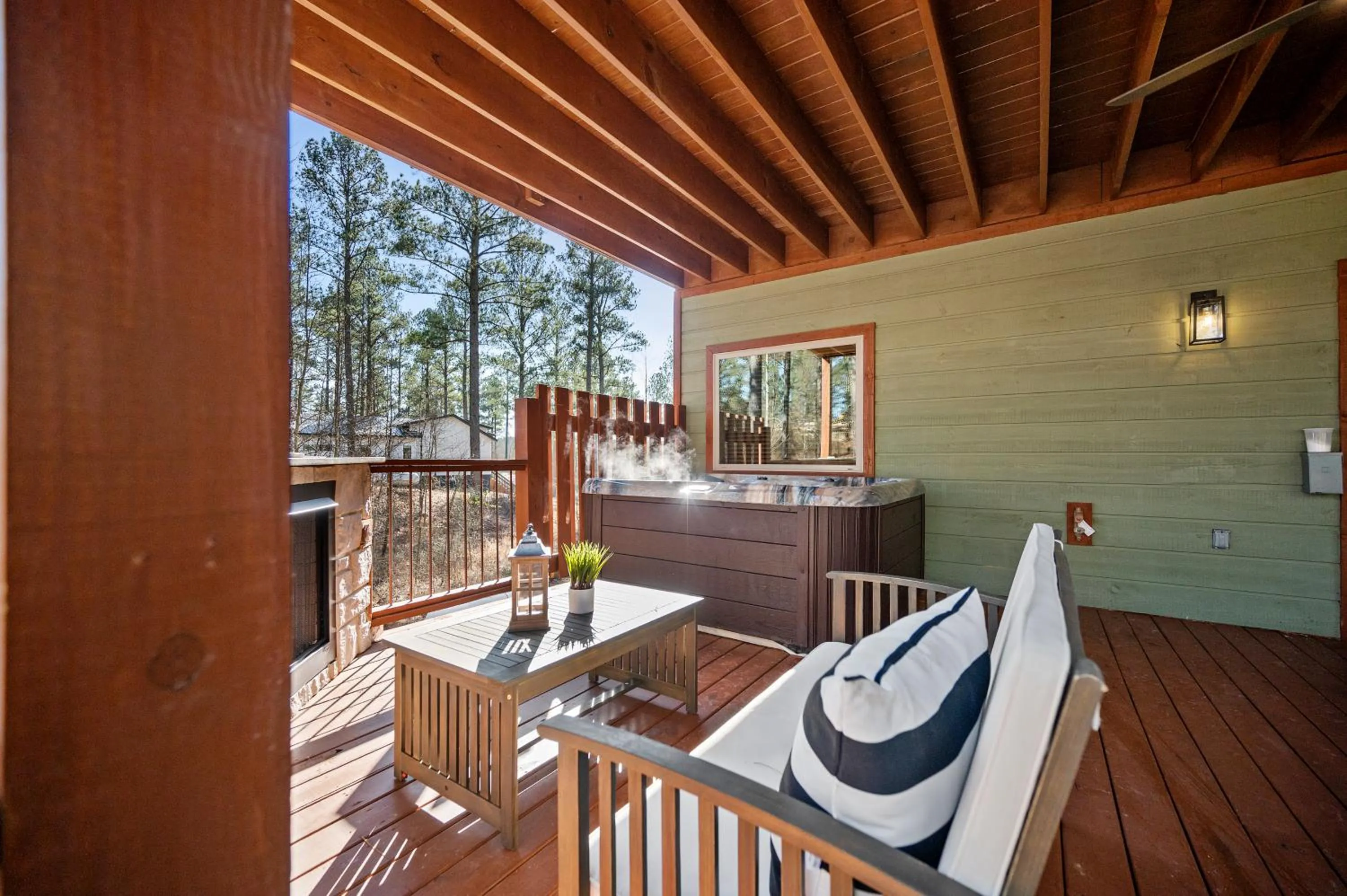 Brand New Sunrise Retreat 2 Bedroom Sleeps 8, 2 Decks, Hot Tub, Firepit