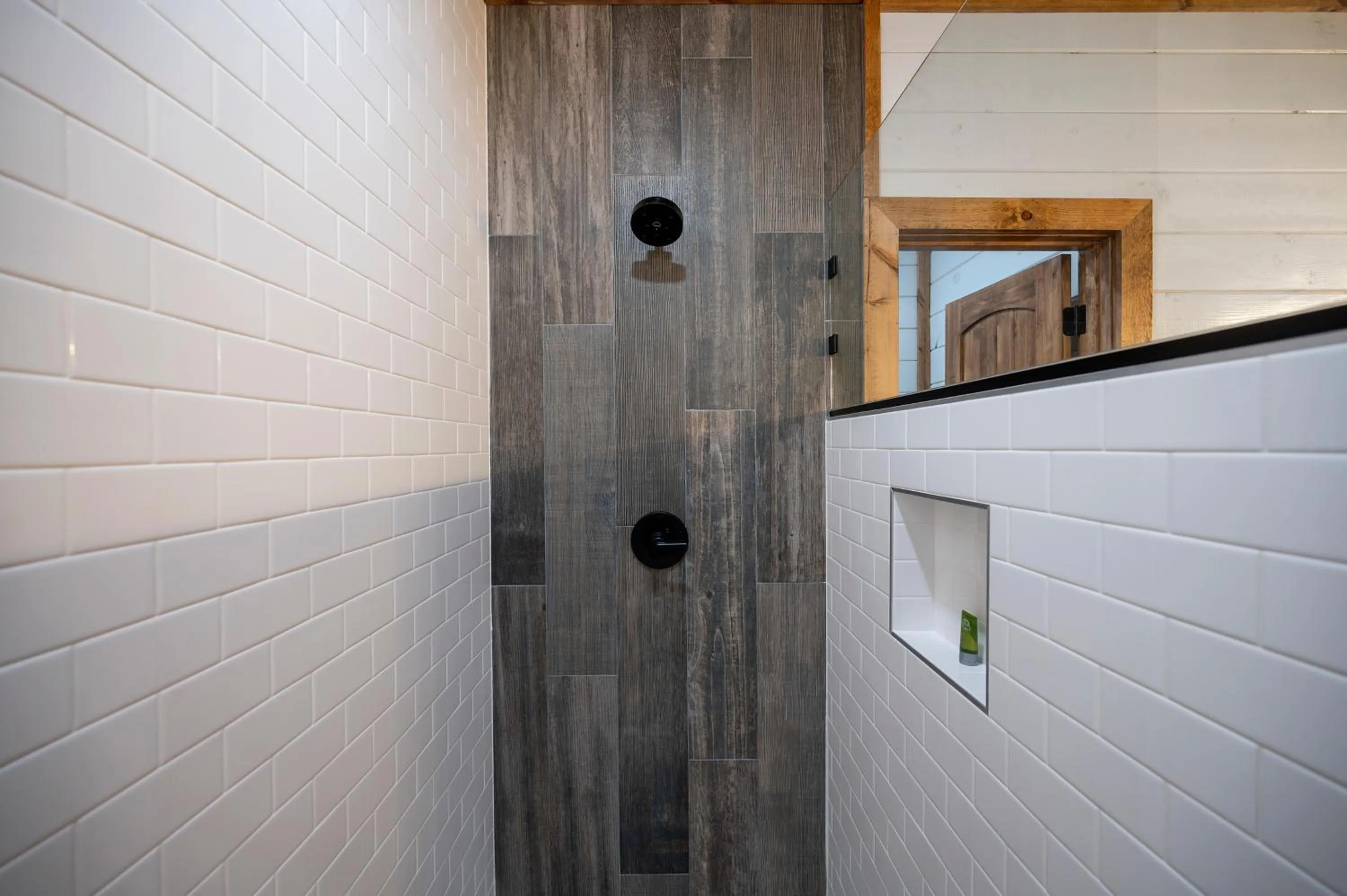 Brand New Sunrise Retreat 2 Bedroom Sleeps 8, 2 Decks, Hot Tub, Firepit