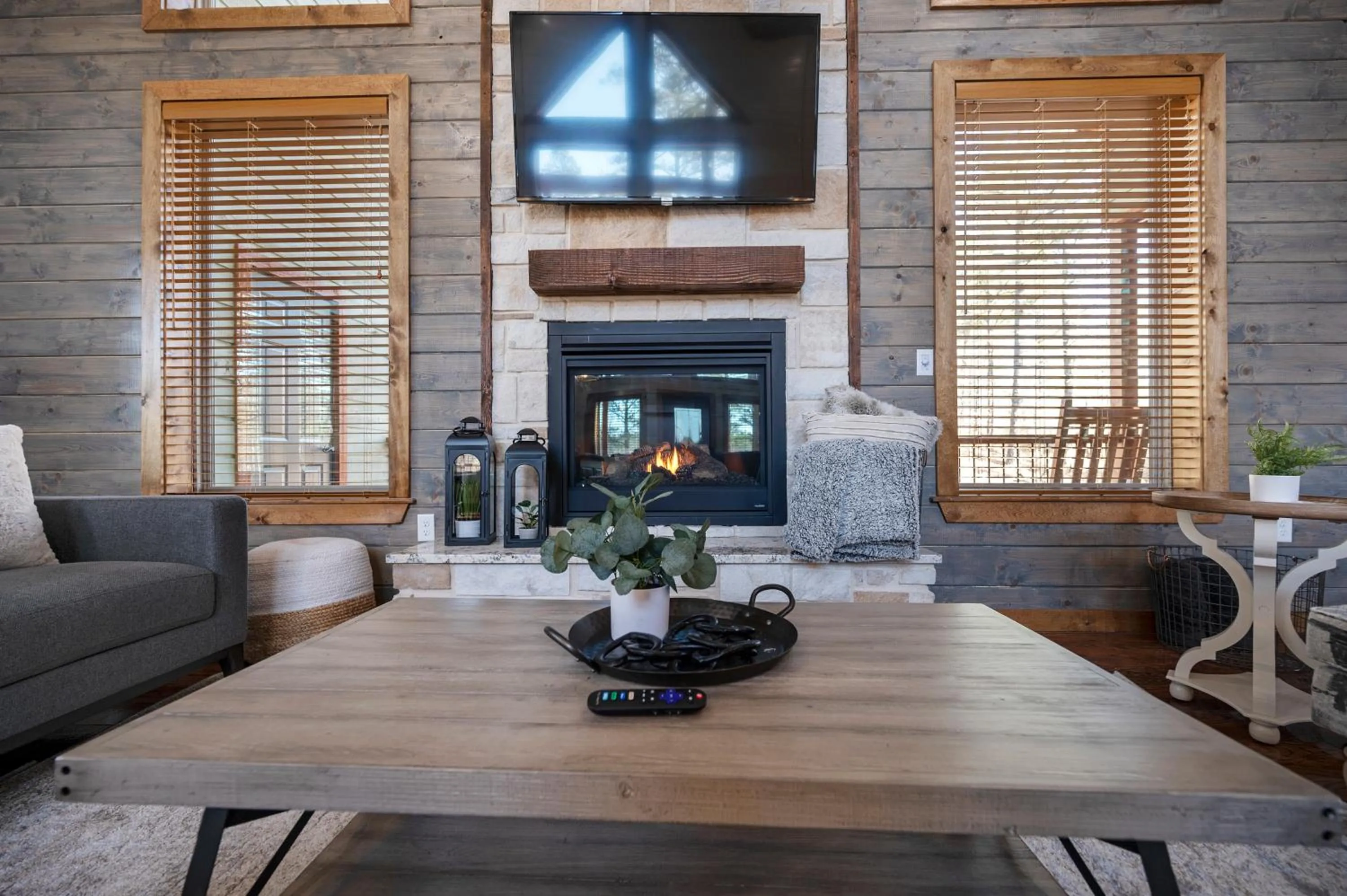 Brand New Sunrise Retreat 2 Bedroom Sleeps 8, 2 Decks, Hot Tub, Firepit