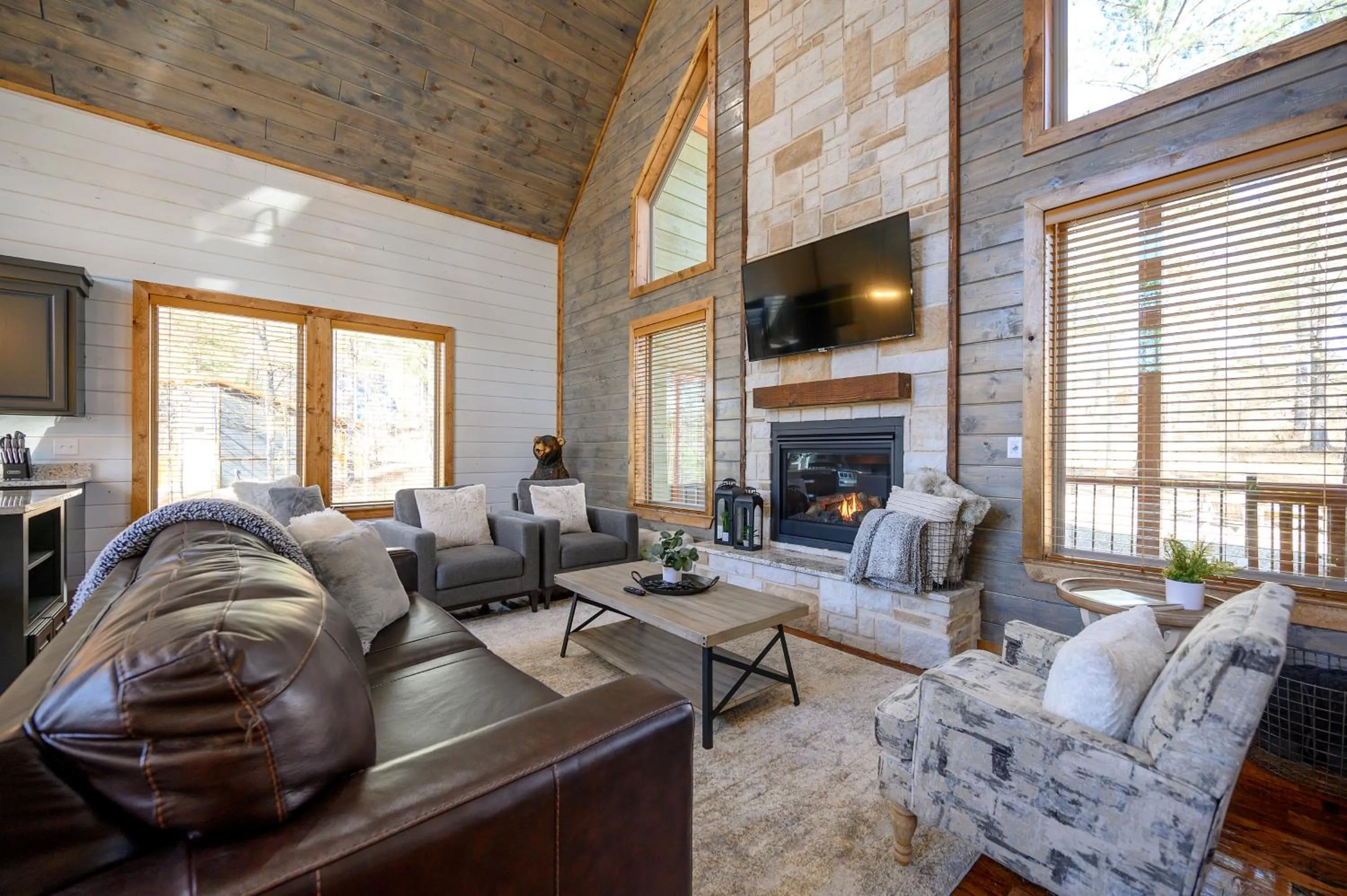 Brand New Sunrise Retreat 2 Bedroom Sleeps 8, 2 Decks, Hot Tub, Firepit