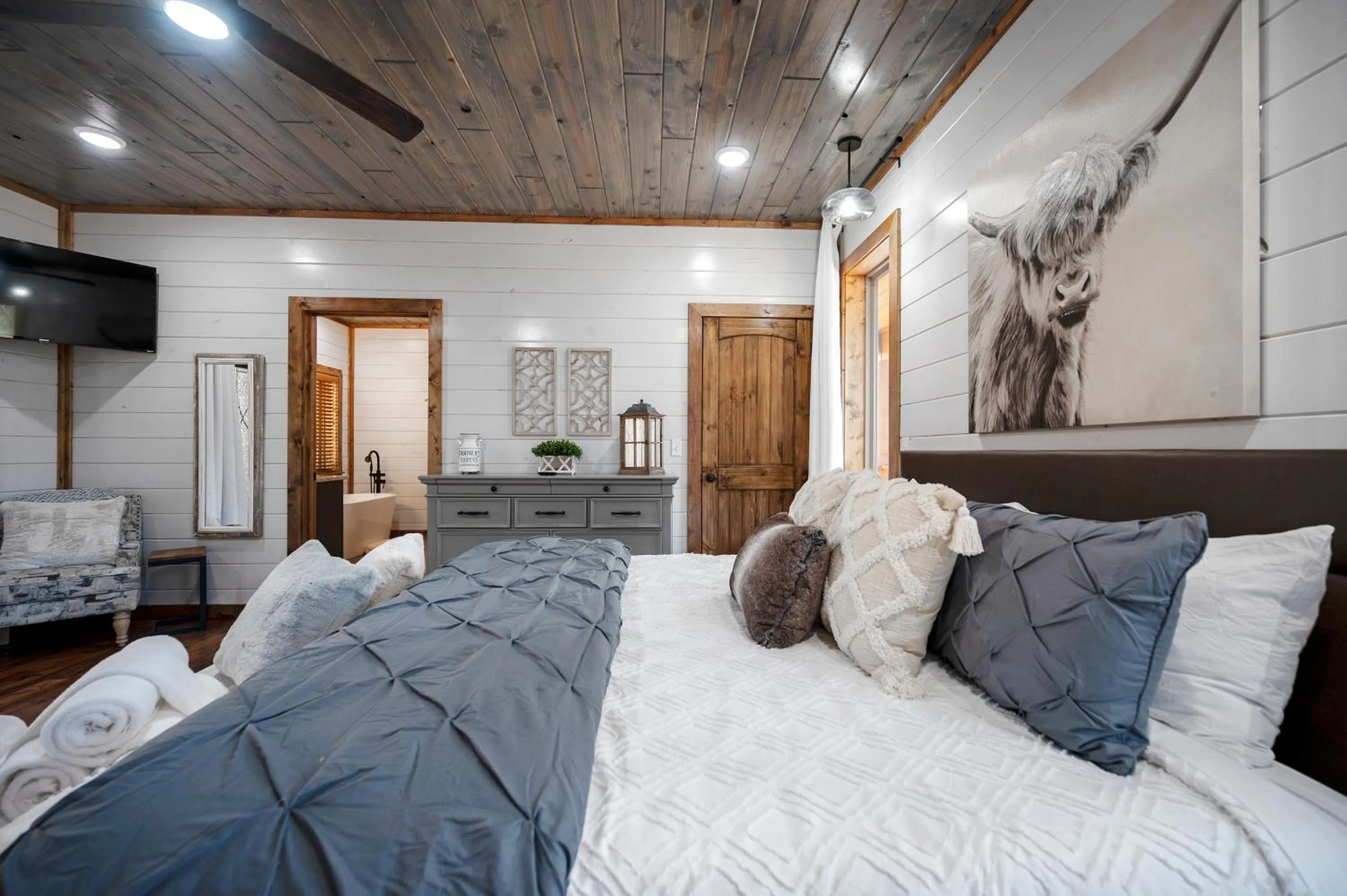 Bed in Brand New Sunrise Retreat 2 Bedroom Sleeps 8, 2 Decks, Hot Tub, Firepit