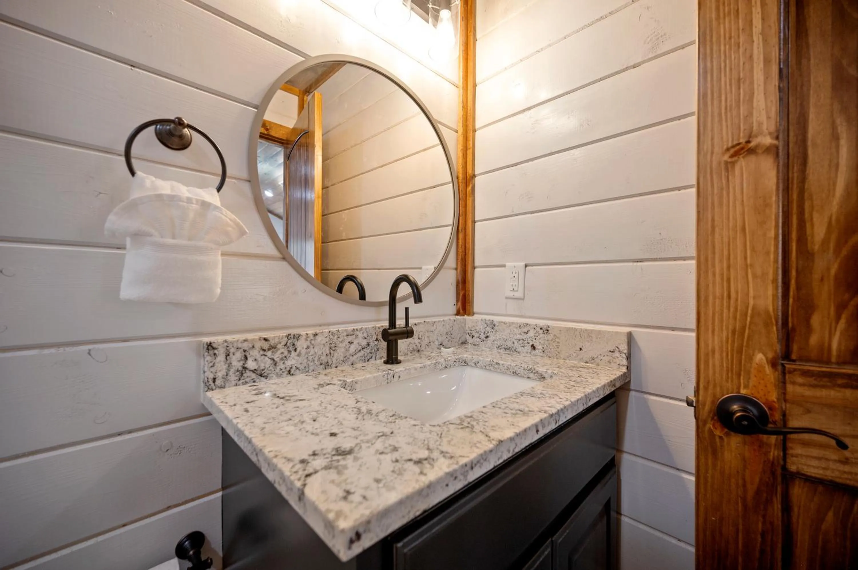 Brand New Sunrise Retreat 2 Bedroom Sleeps 8, 2 Decks, Hot Tub, Firepit