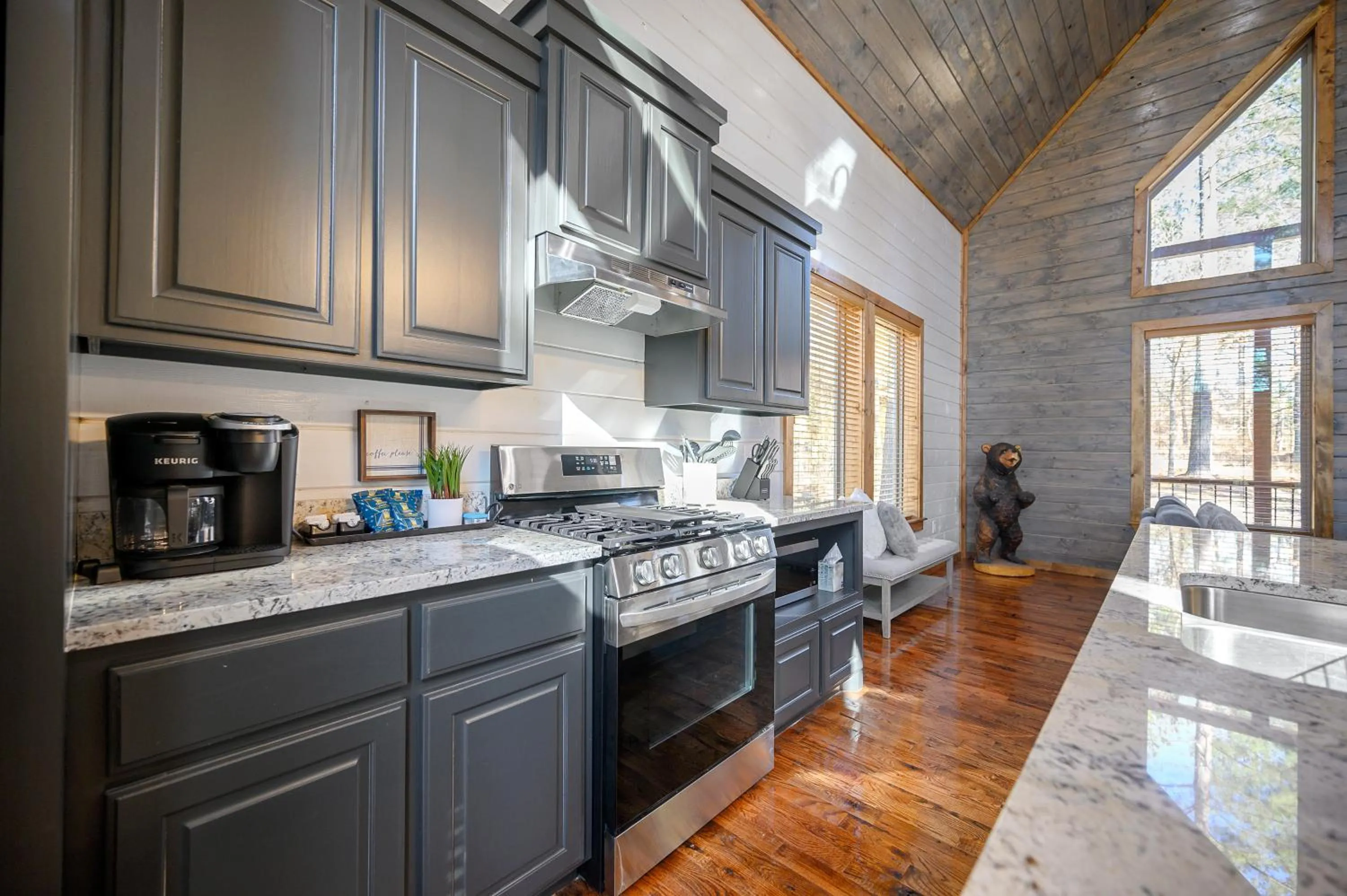 Brand New Sunrise Retreat 2 Bedroom Sleeps 8, 2 Decks, Hot Tub, Firepit