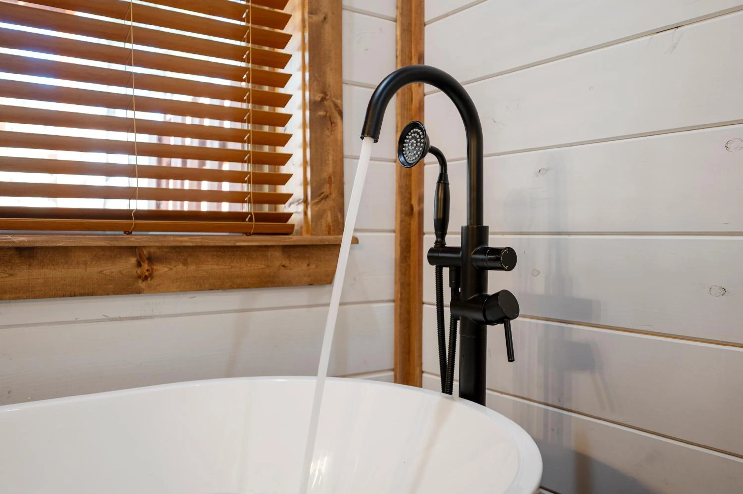 Brand New Sunrise Retreat 2 Bedroom Sleeps 8, 2 Decks, Hot Tub, Firepit