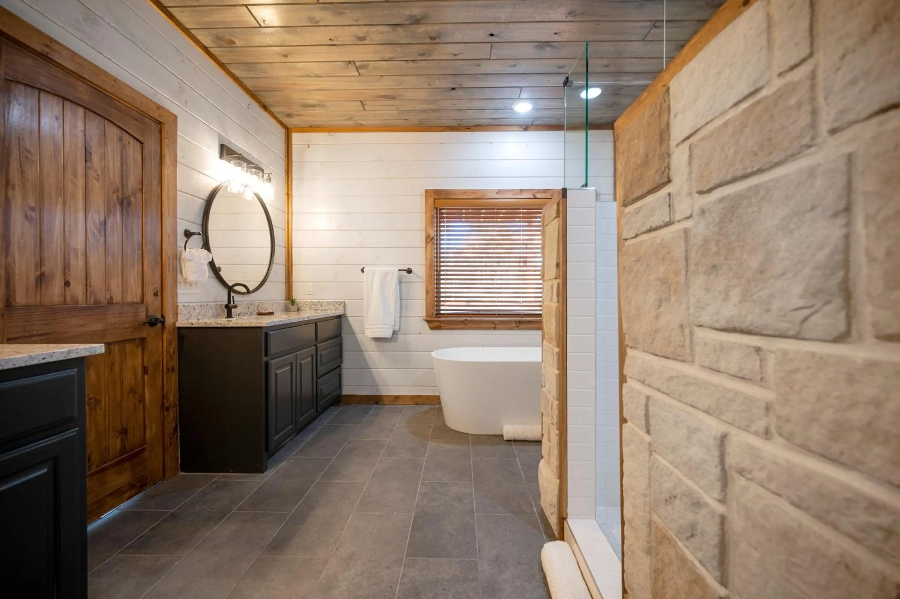 Brand New Sunrise Retreat 2 Bedroom Sleeps 8, 2 Decks, Hot Tub, Firepit