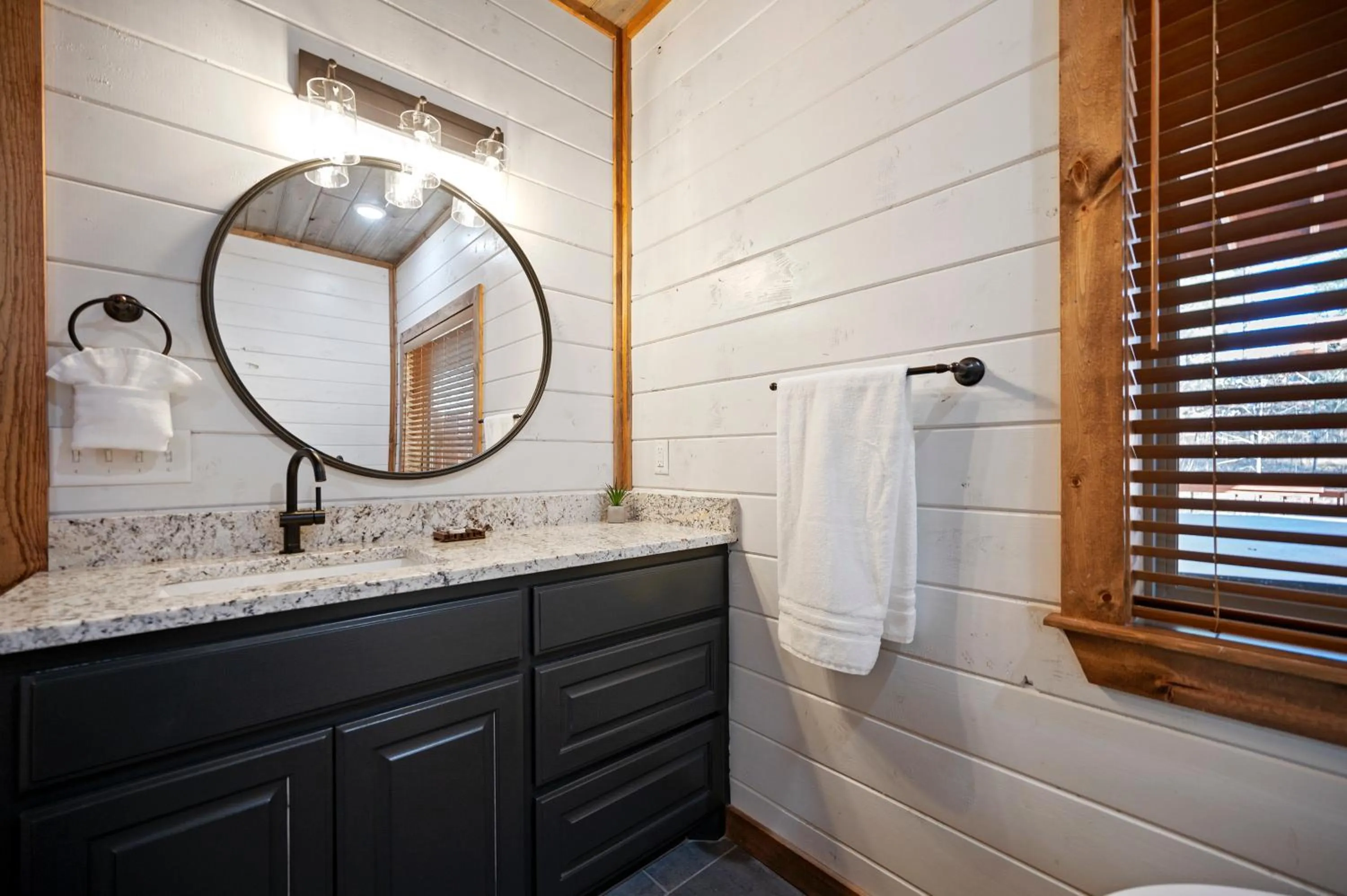 Brand New Sunrise Retreat 2 Bedroom Sleeps 8, 2 Decks, Hot Tub, Firepit