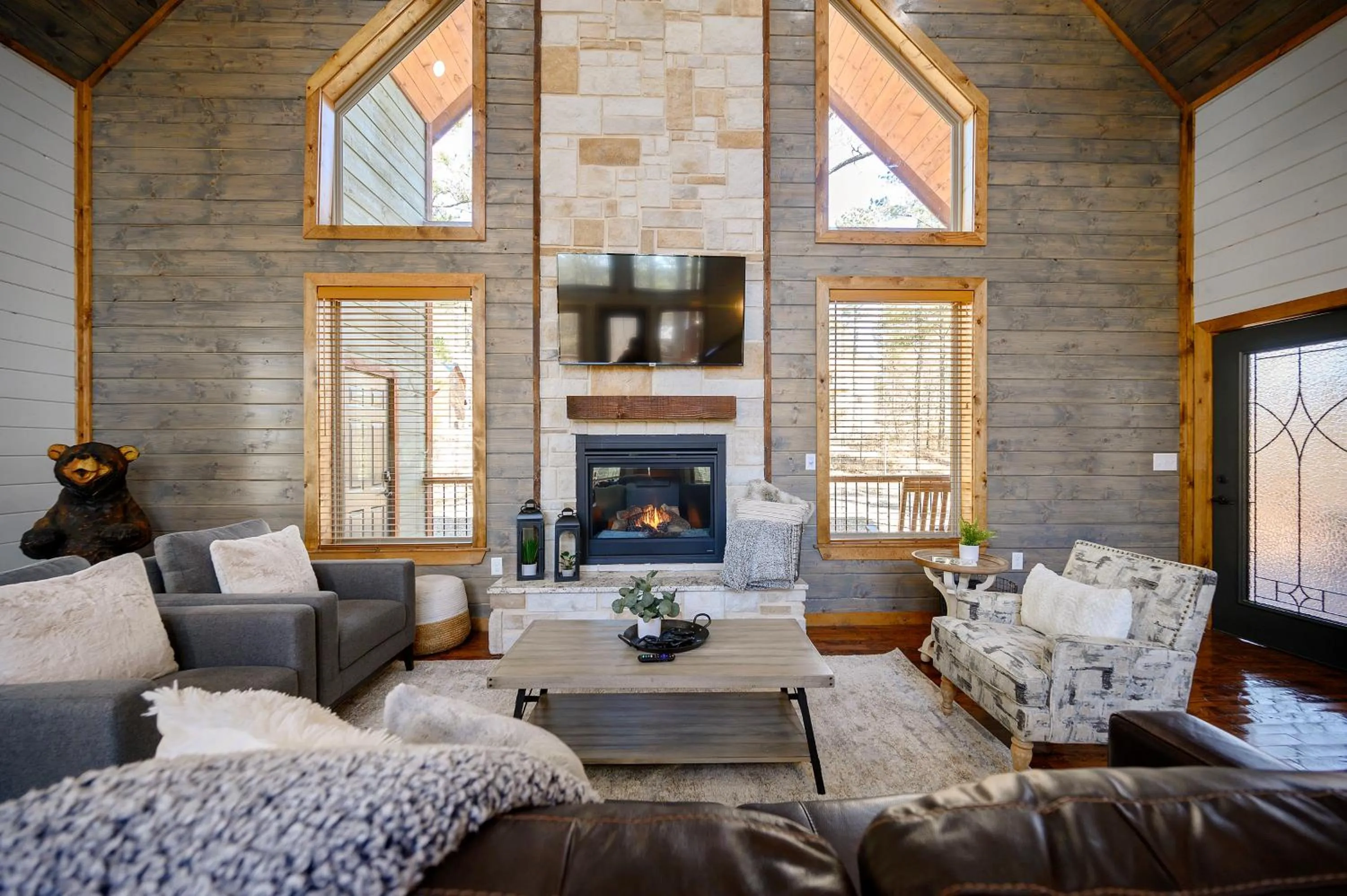 Brand New Sunrise Retreat 2 Bedroom Sleeps 8, 2 Decks, Hot Tub, Firepit