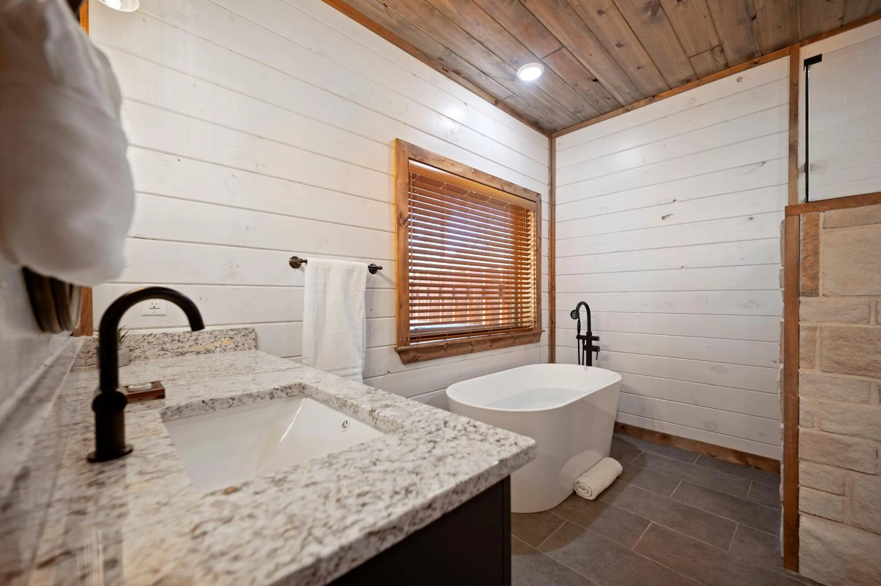 Brand New Sunrise Retreat 2 Bedroom Sleeps 8, 2 Decks, Hot Tub, Firepit