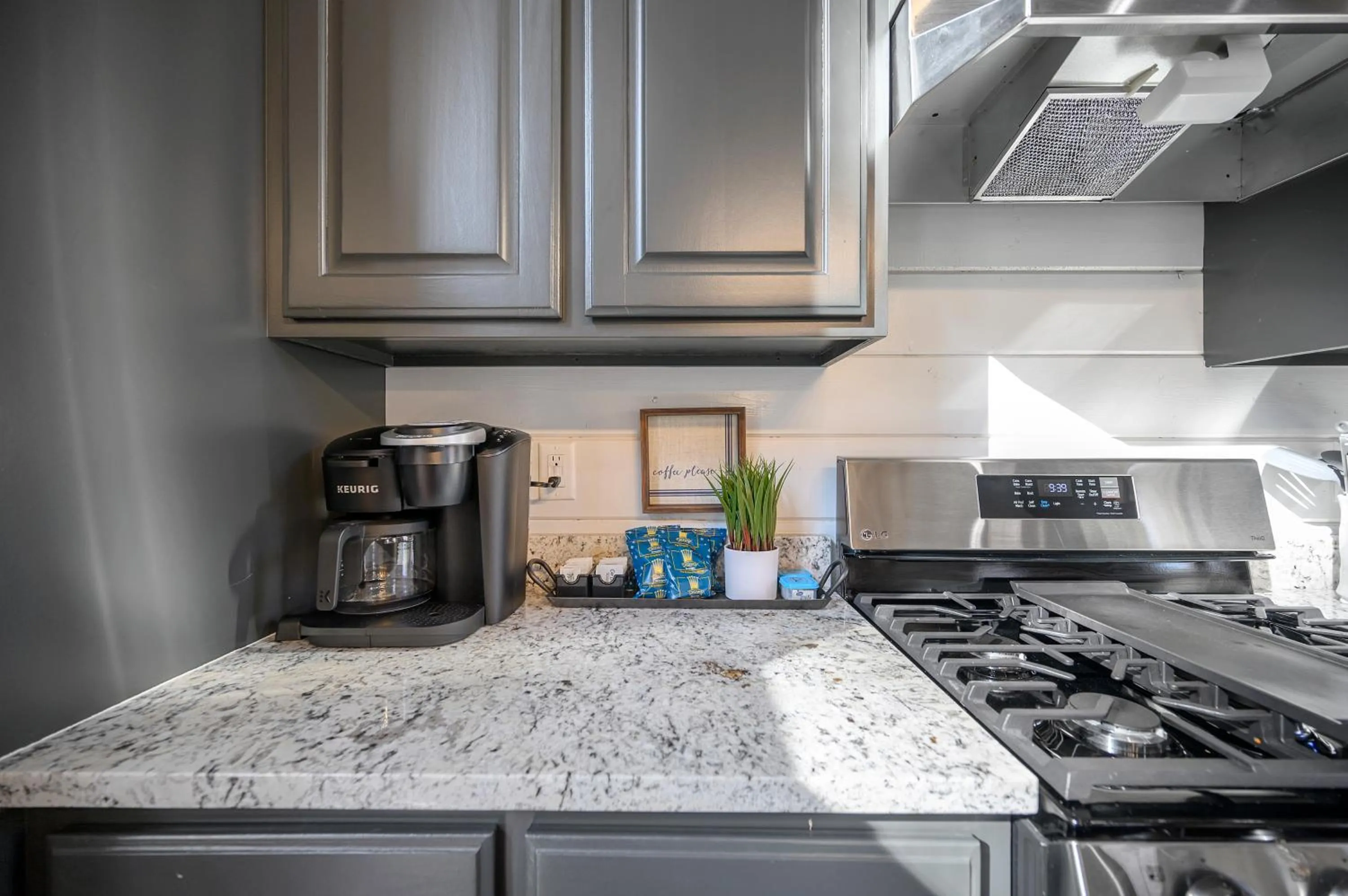 Brand New Sunrise Retreat 2 Bedroom Sleeps 8, 2 Decks, Hot Tub, Firepit