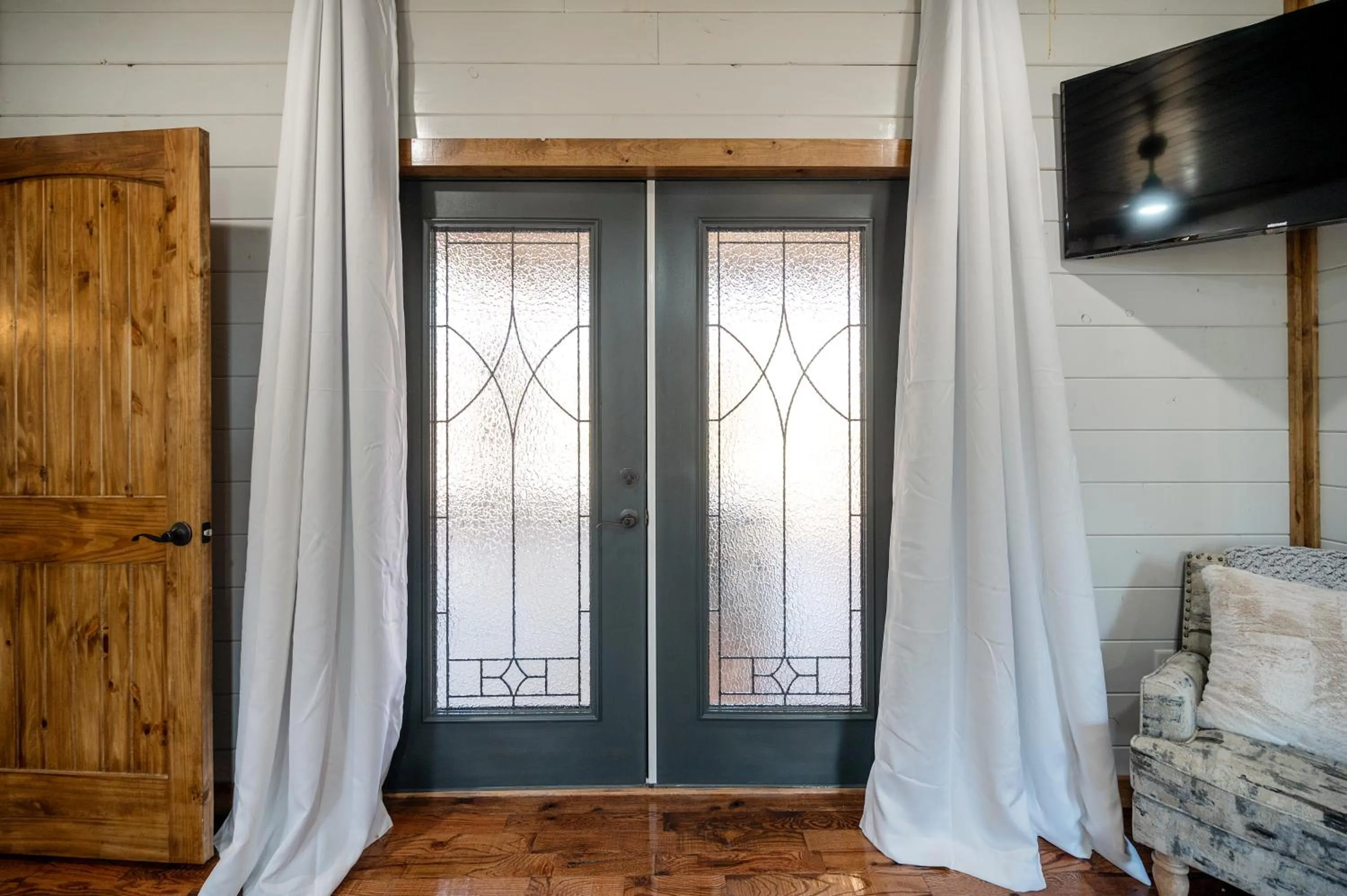 Brand New Sunrise Retreat 2 Bedroom Sleeps 8, 2 Decks, Hot Tub, Firepit